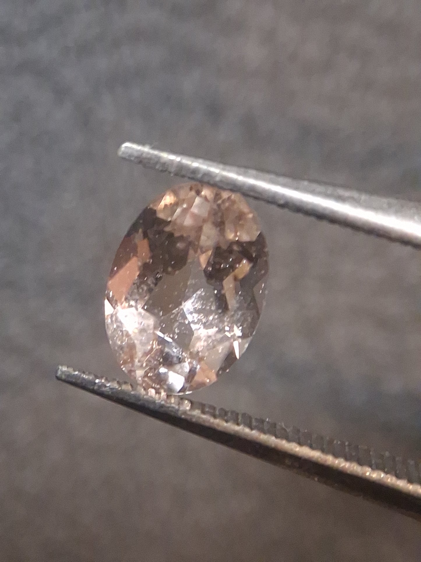 Natural subtle peach pink Morganite - 0.758 ct - oval - unheated