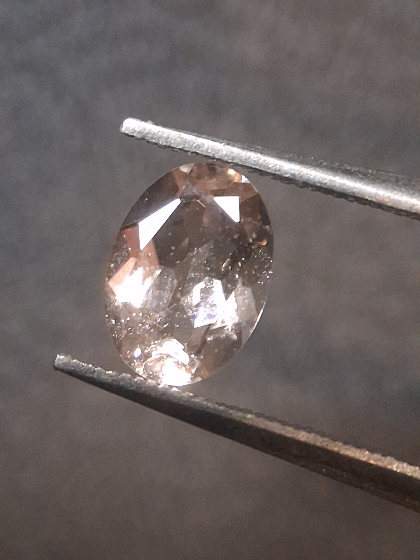 Natural subtle peach pink Morganite - 0.758 ct - oval - unheated