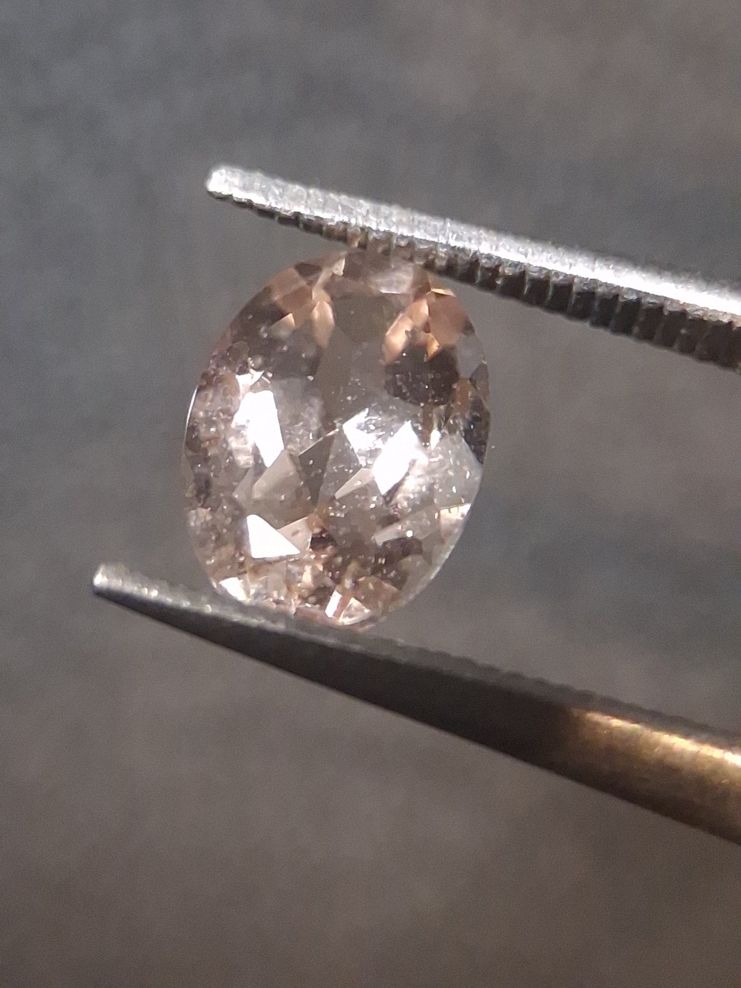 Natural subtle peach pink Morganite - 0.758 ct - oval - unheated