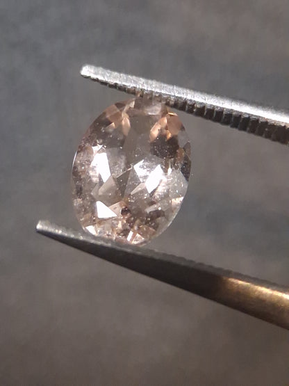 Natural subtle peach pink Morganite - 0.758 ct - oval - unheated