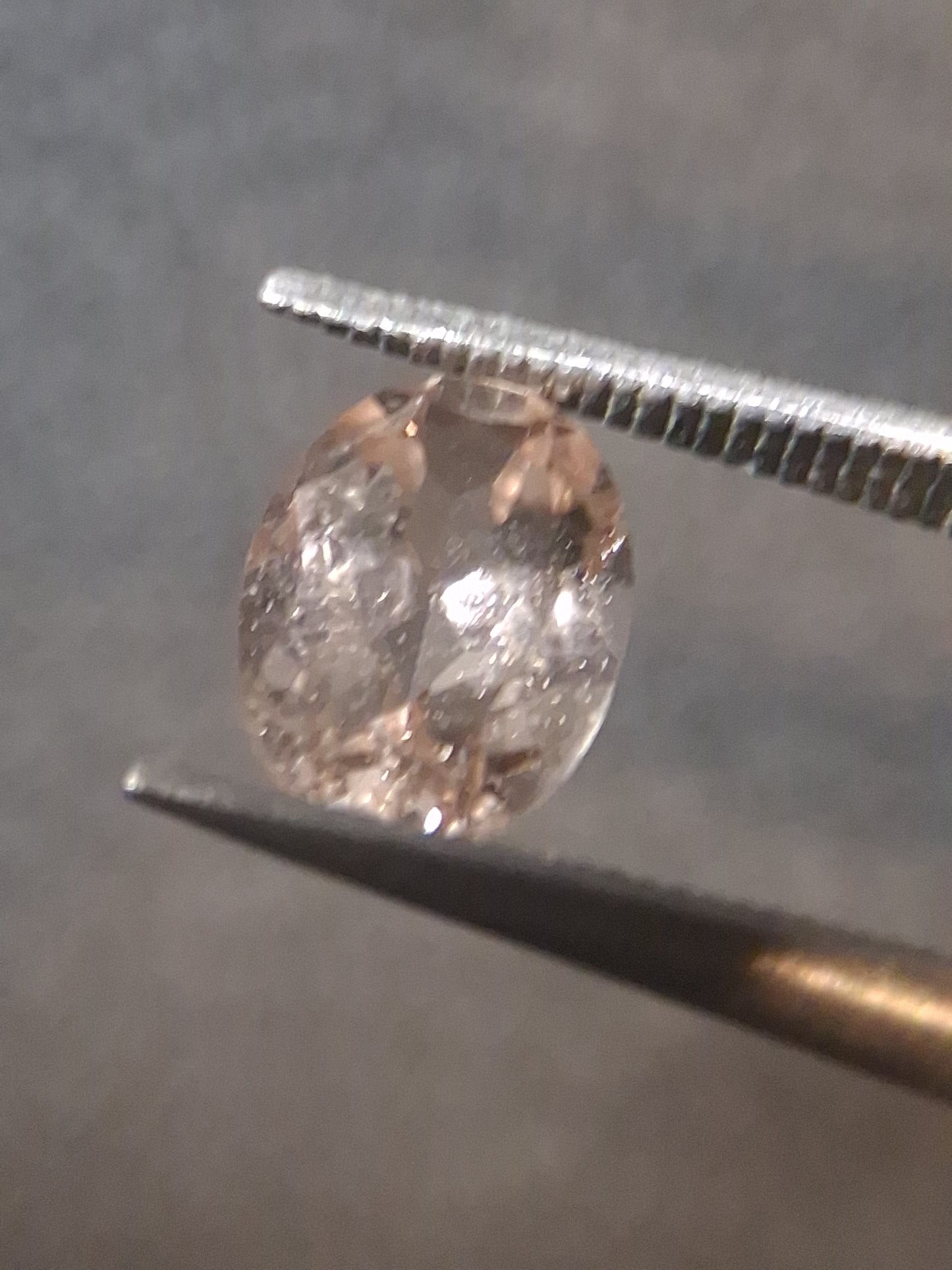 Natural subtle peach pink Morganite - 0.758 ct - oval - unheated
