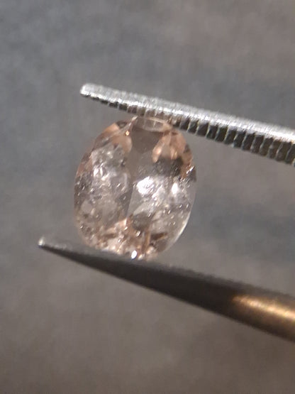 Natural subtle peach pink Morganite - 0.758 ct - oval - unheated