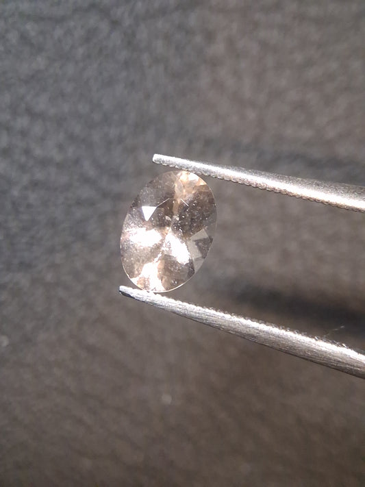 Morganite pêche subtile naturelle - 5*7 mm - 0.695 ct - ovale - non chauffée