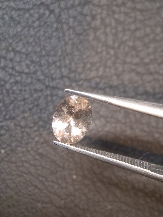 Morganite pêche subtile naturelle - 5*7 mm - 0.695 ct - ovale - non chauffée