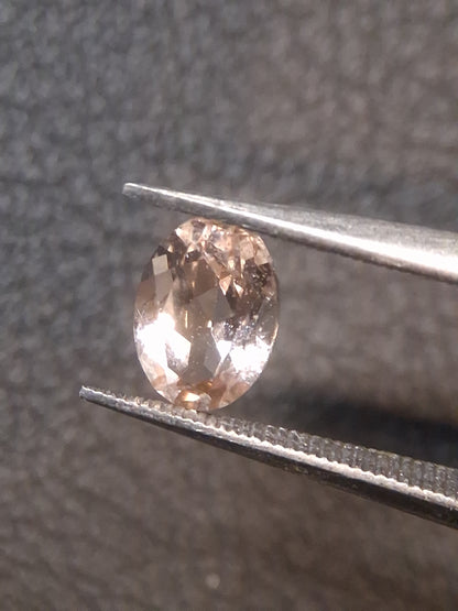 Natural subtle peach pink Morganite - 5*7 mm - 0.765 ct - oval - unheated