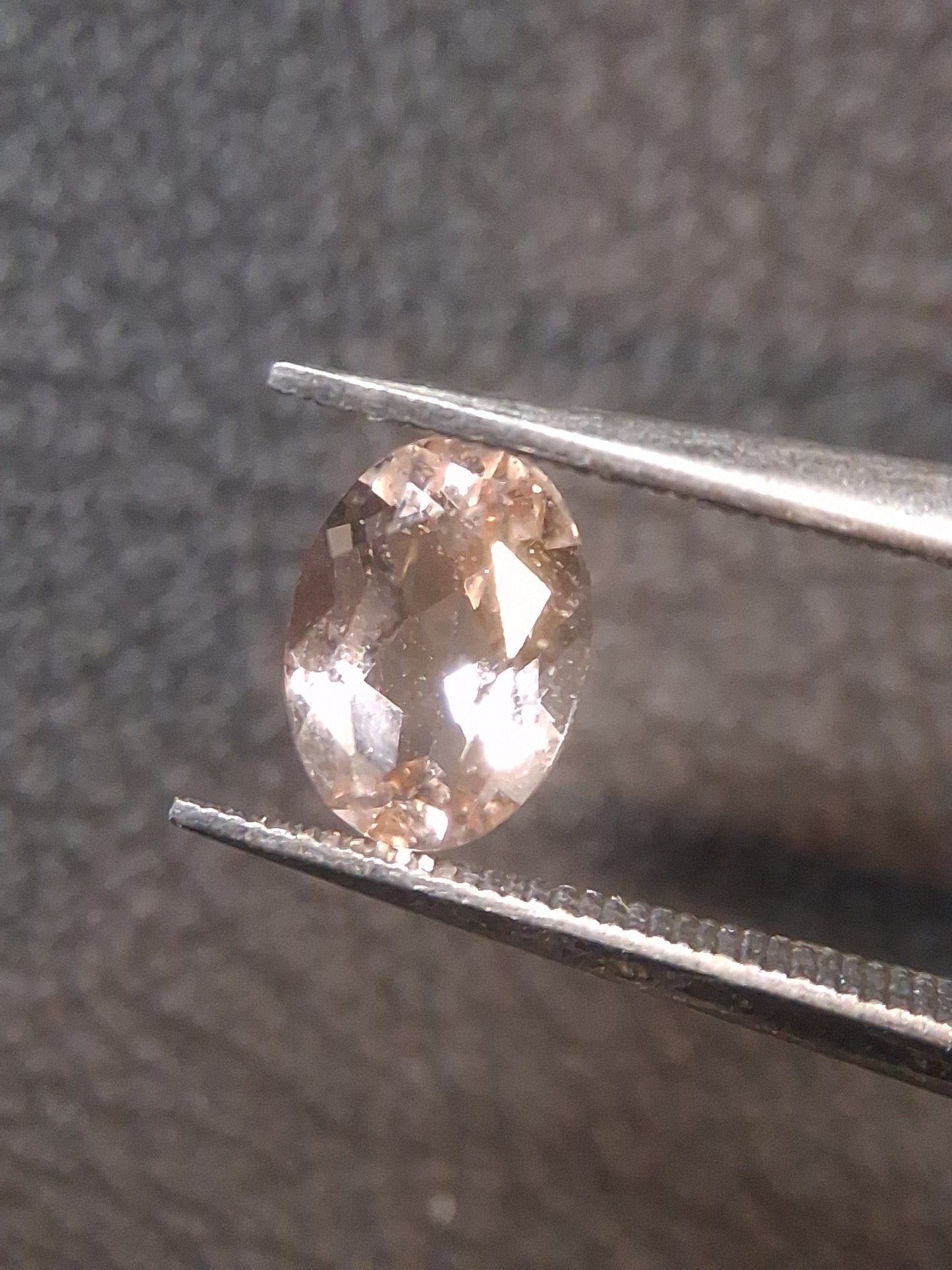 Natural subtle peach pink Morganite - 5*7 mm - 0.765 ct - oval - unheated