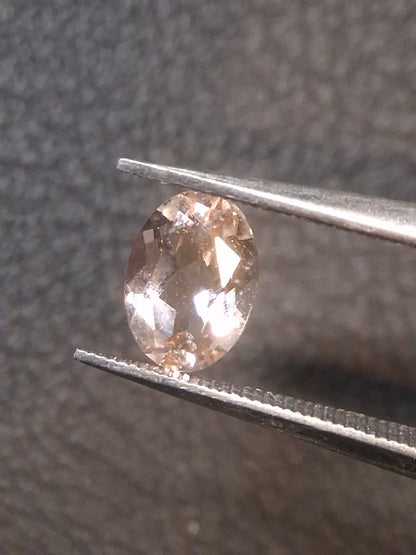 Natural subtle peach pink Morganite - 5*7 mm - 0.765 ct - oval - unheated