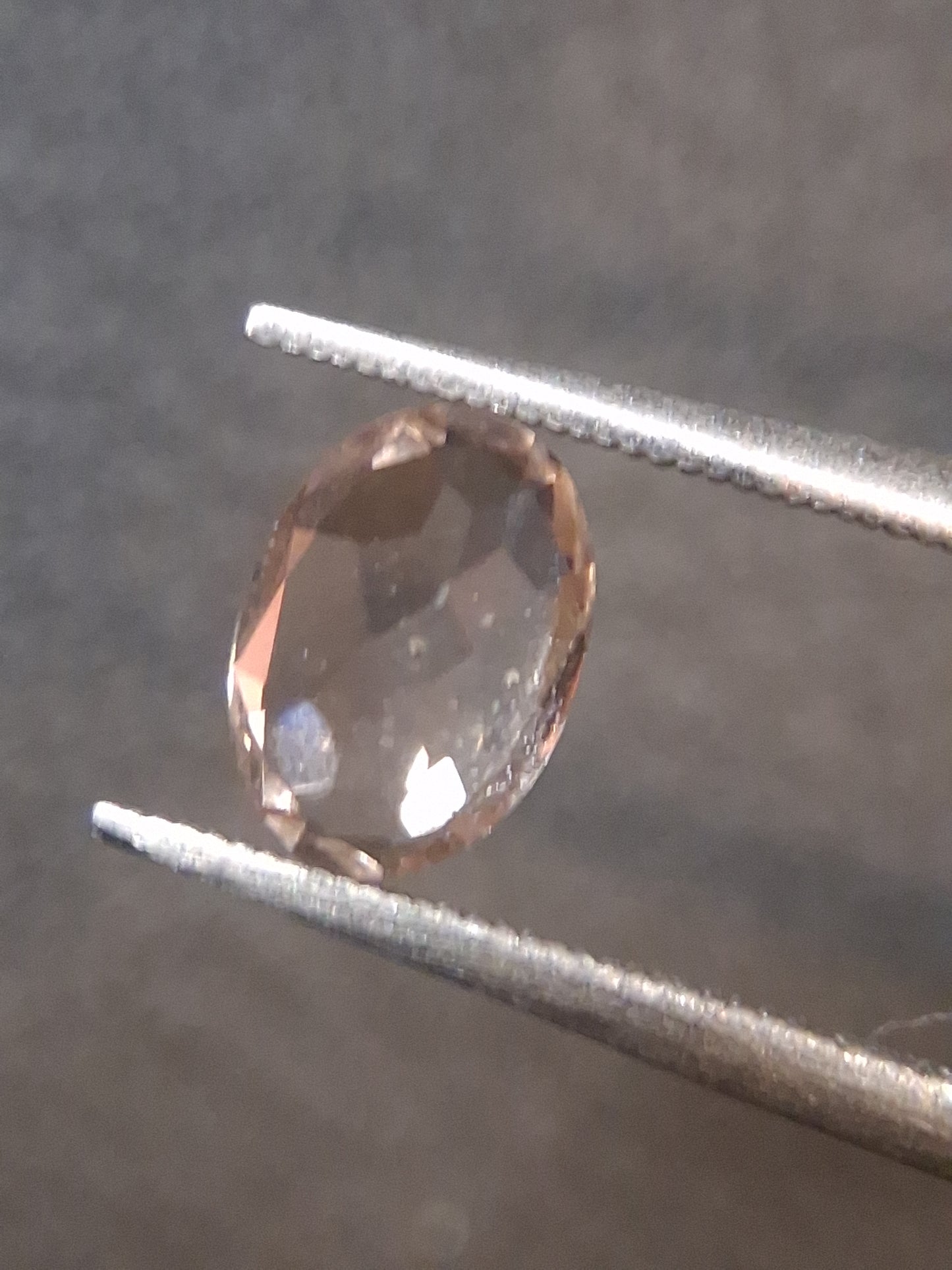 Natural subtle peach pink Morganite - 5*7 mm - 0.765 ct - oval - unheated