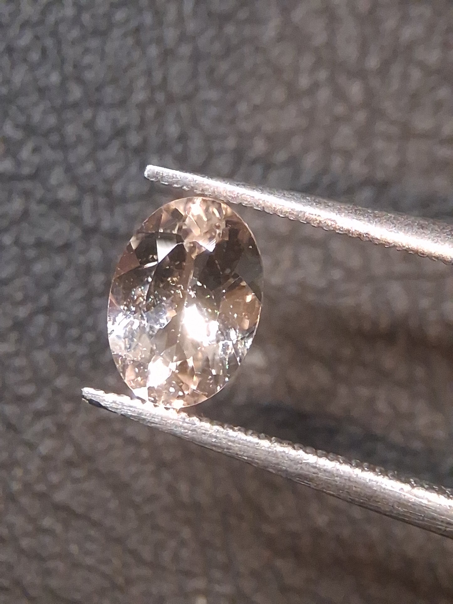 Natural subtle peach pink Morganite - 5*7 mm - 0.650 ct - oval - unheated