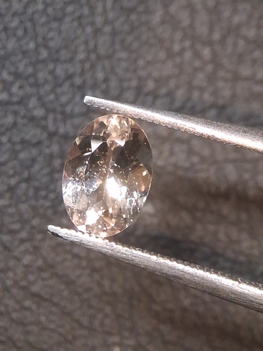 Morganite naturelle subtile rose pêche - 5*7 mm - 0.650 ct - ovale - non chauffée