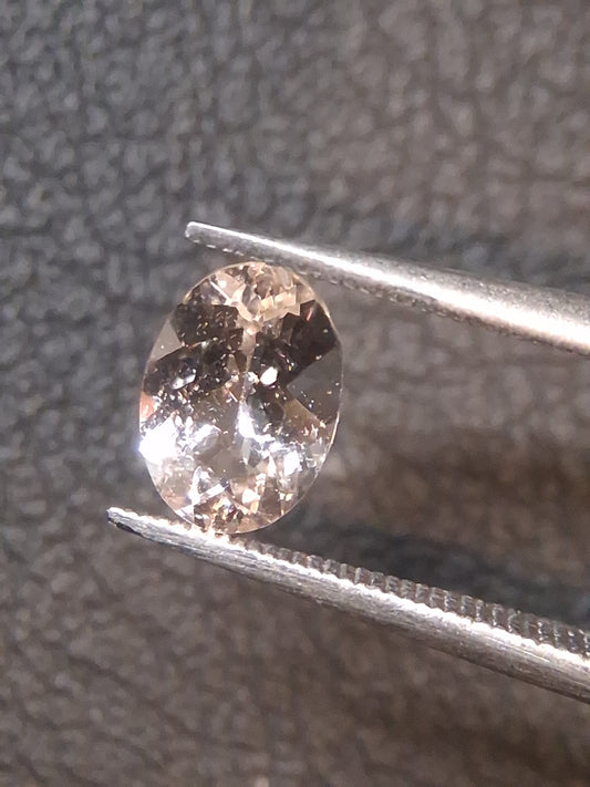 Morganite naturelle subtile rose pêche - 5*7 mm - 0.650 ct - ovale - non chauffée