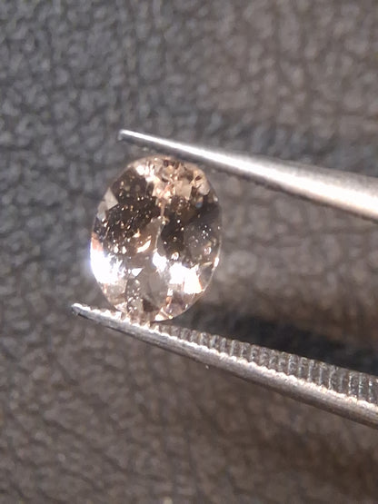 Natural subtle peach pink Morganite - 5*7 mm - 0.650 ct - oval - unheated