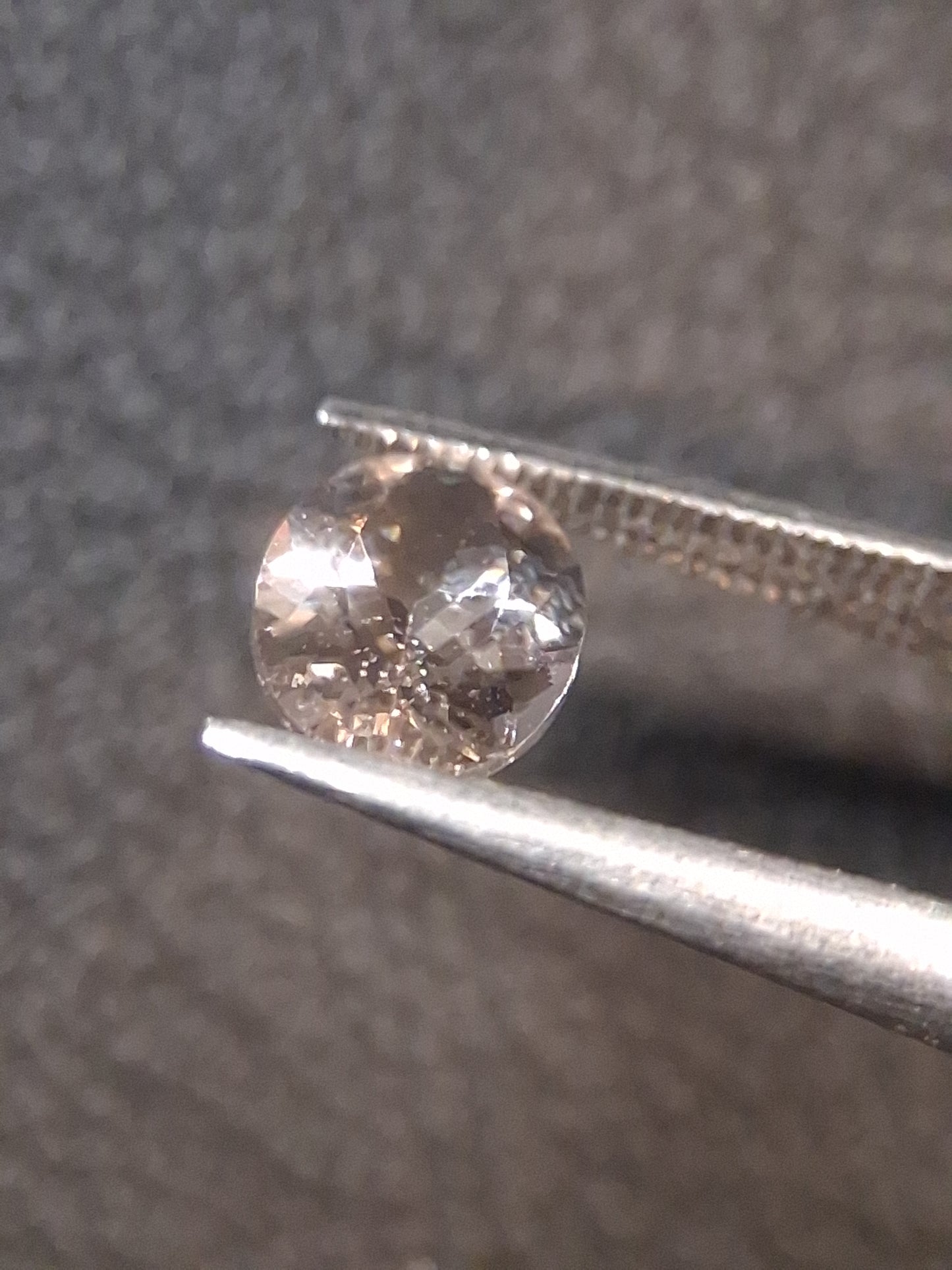 Natural subtle peach pink Morganite - 5*7 mm - 0.650 ct - oval - unheated