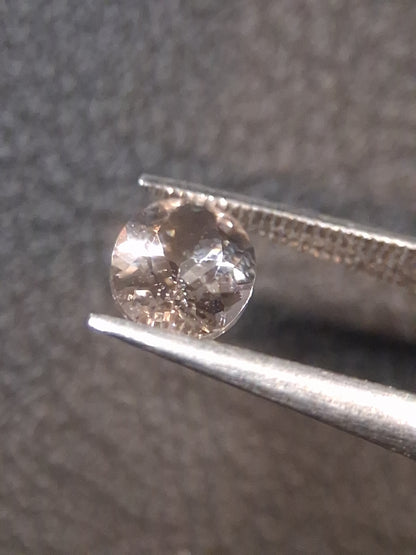 Natural subtle peach pink Morganite - 5*7 mm - 0.650 ct - oval - unheated
