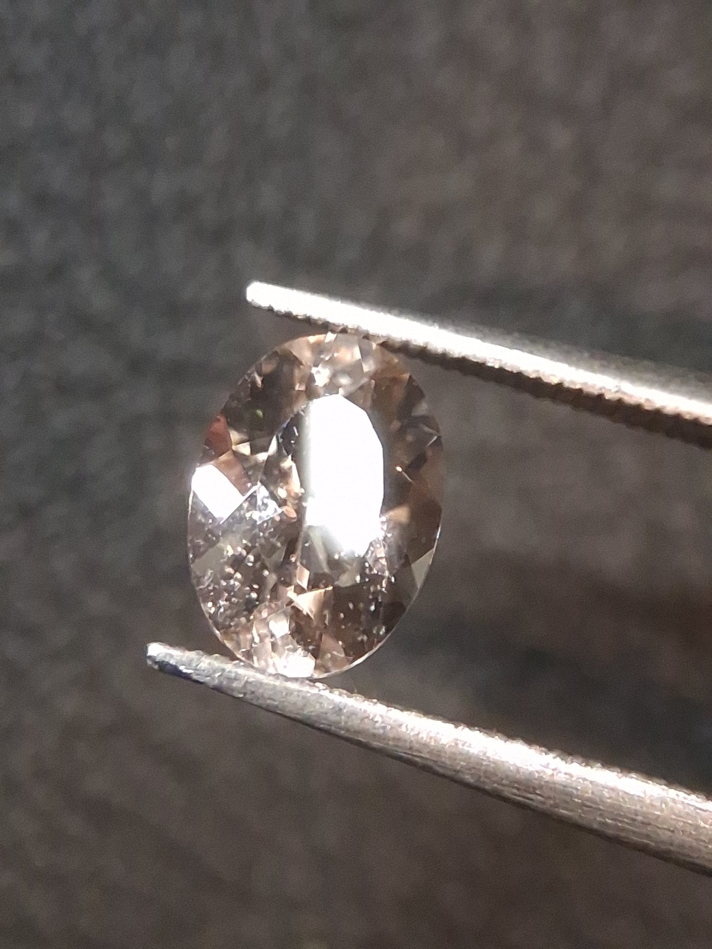 Natural subtle peach pink Morganite - 5*7 mm - 0.650 ct - oval - unheated