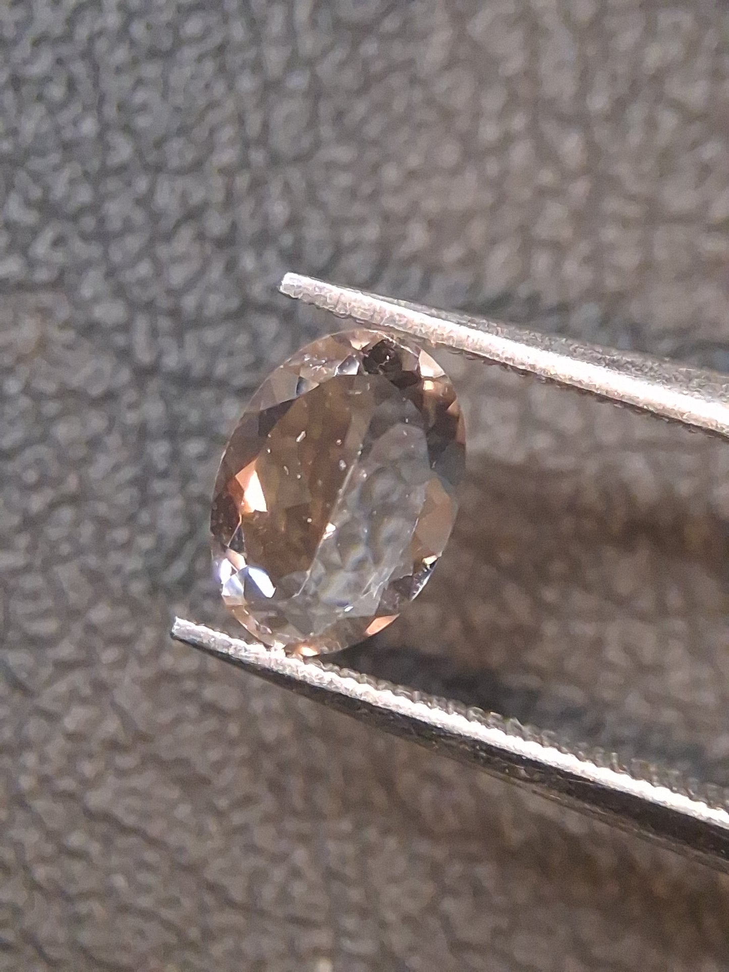 Natural subtle peach pink Morganite - 5*7 mm - 0.650 ct - oval - unheated