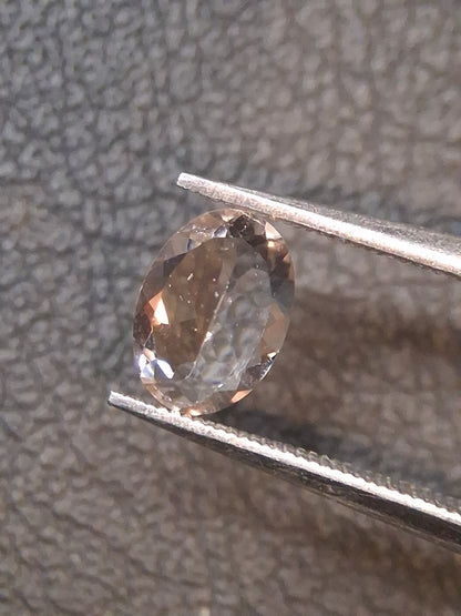 Natural subtle peach pink Morganite - 5*7 mm - 0.650 ct - oval - unheated
