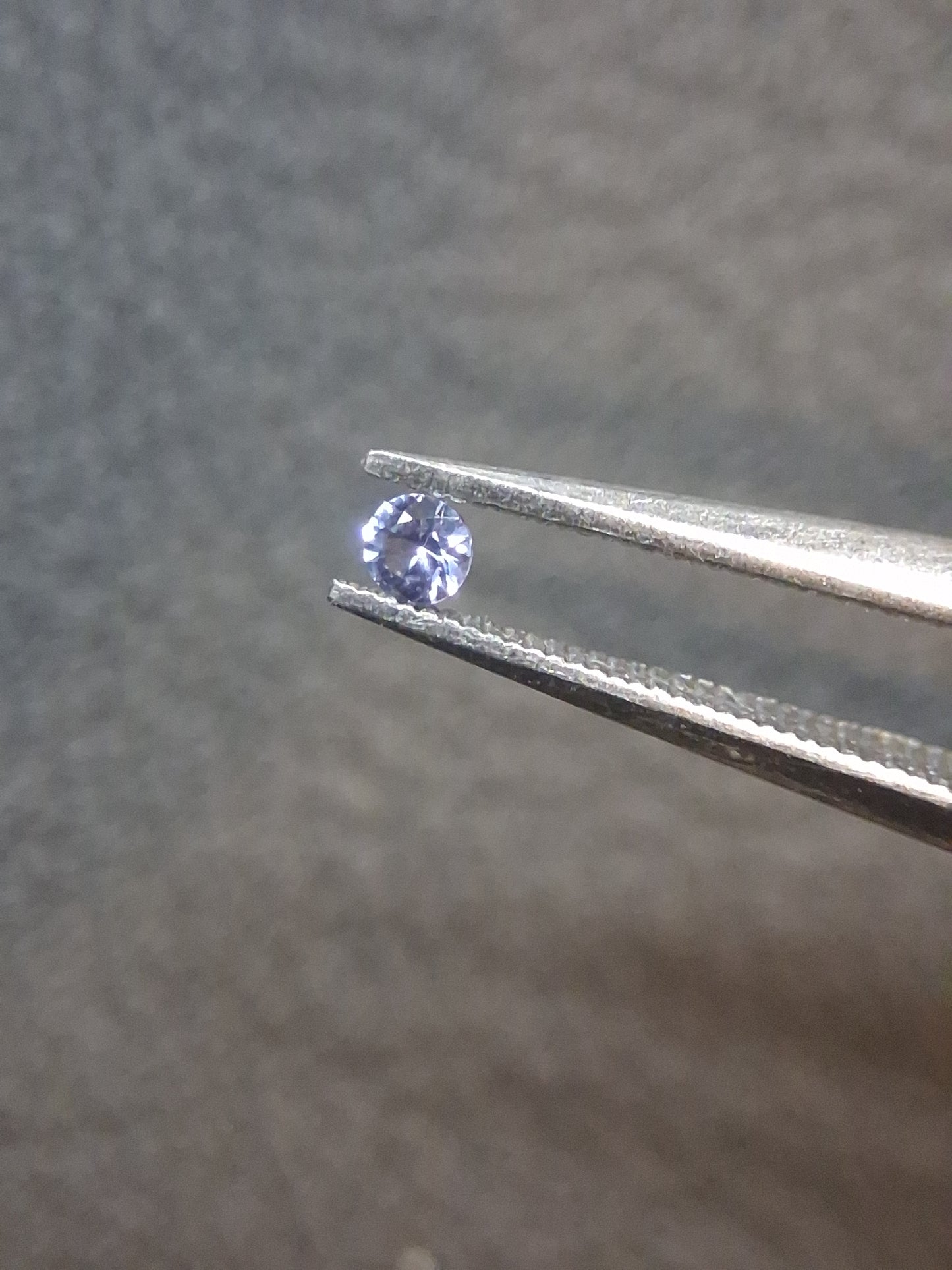 Tanzanite Naturelle Ronde Brillant 0,035 ct – 2,0 mm | Doucement Chauffée | Tanzanie