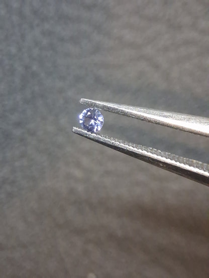 Tanzanite Naturelle Ronde Brillant 0,035 ct – 2,0 mm | Doucement Chauffée | Tanzanie