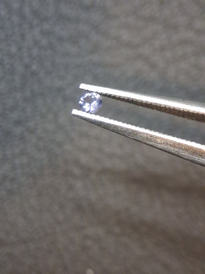 Tanzanite Naturelle Ronde Brillant 0,035 ct – 2,0 mm | Doucement Chauffée | Tanzanie