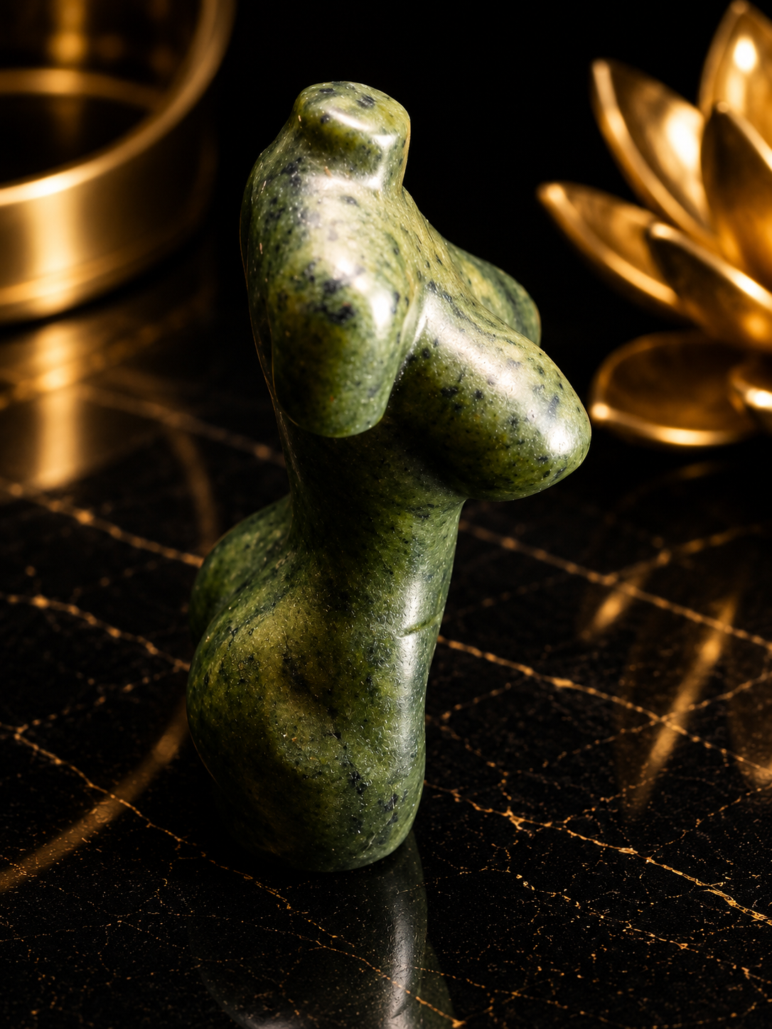 Natural Green Jade Female Torso Carving – Handcrafted Crystal Body Figurine of 6 cm high (Copy)