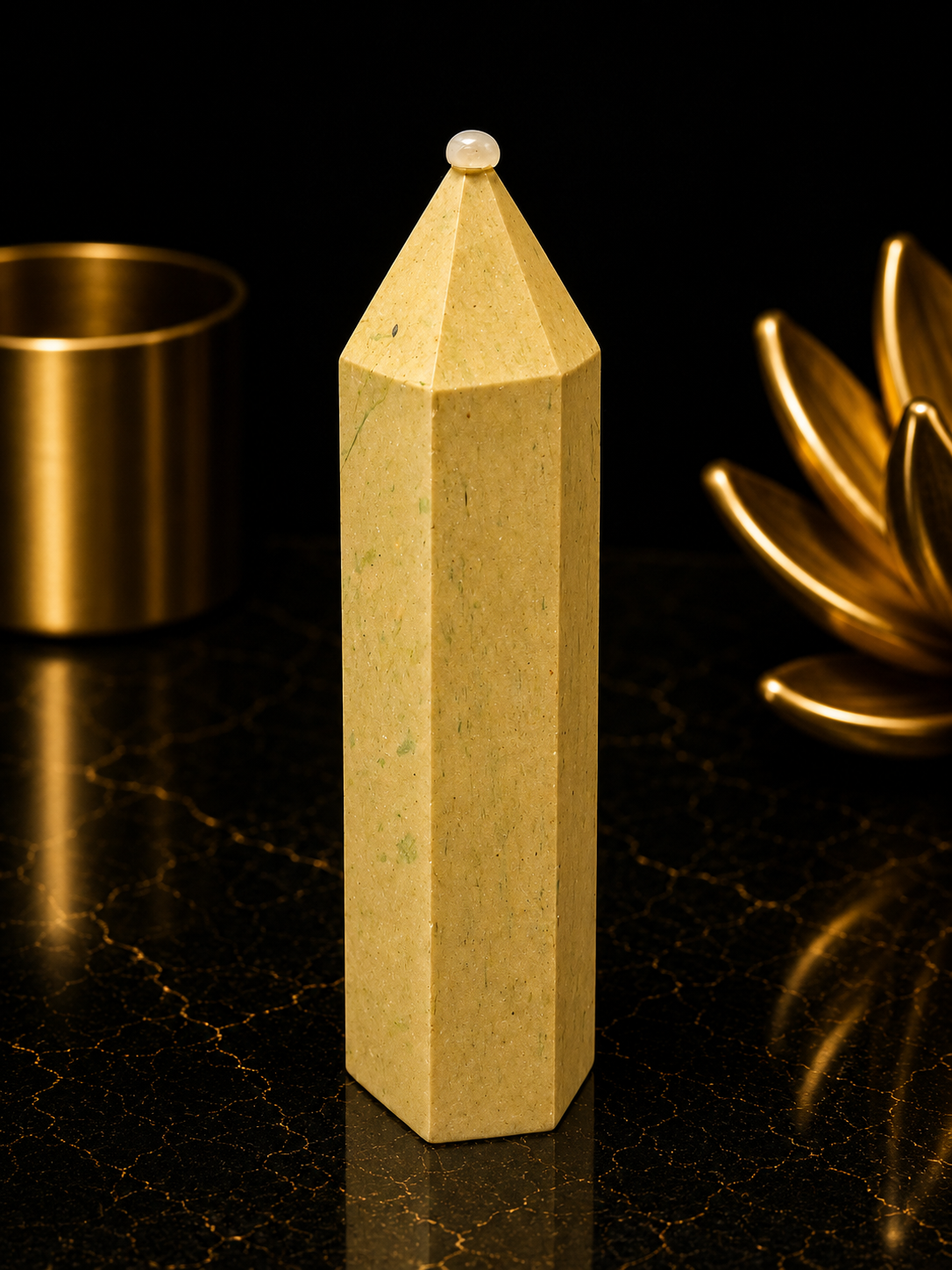 Tour en cristal de serpentine jaune naturelle (« nouvel jade ») 14,5 cm – Pointe de pierre polie pour la décoration intérieure et la collection de cristaux