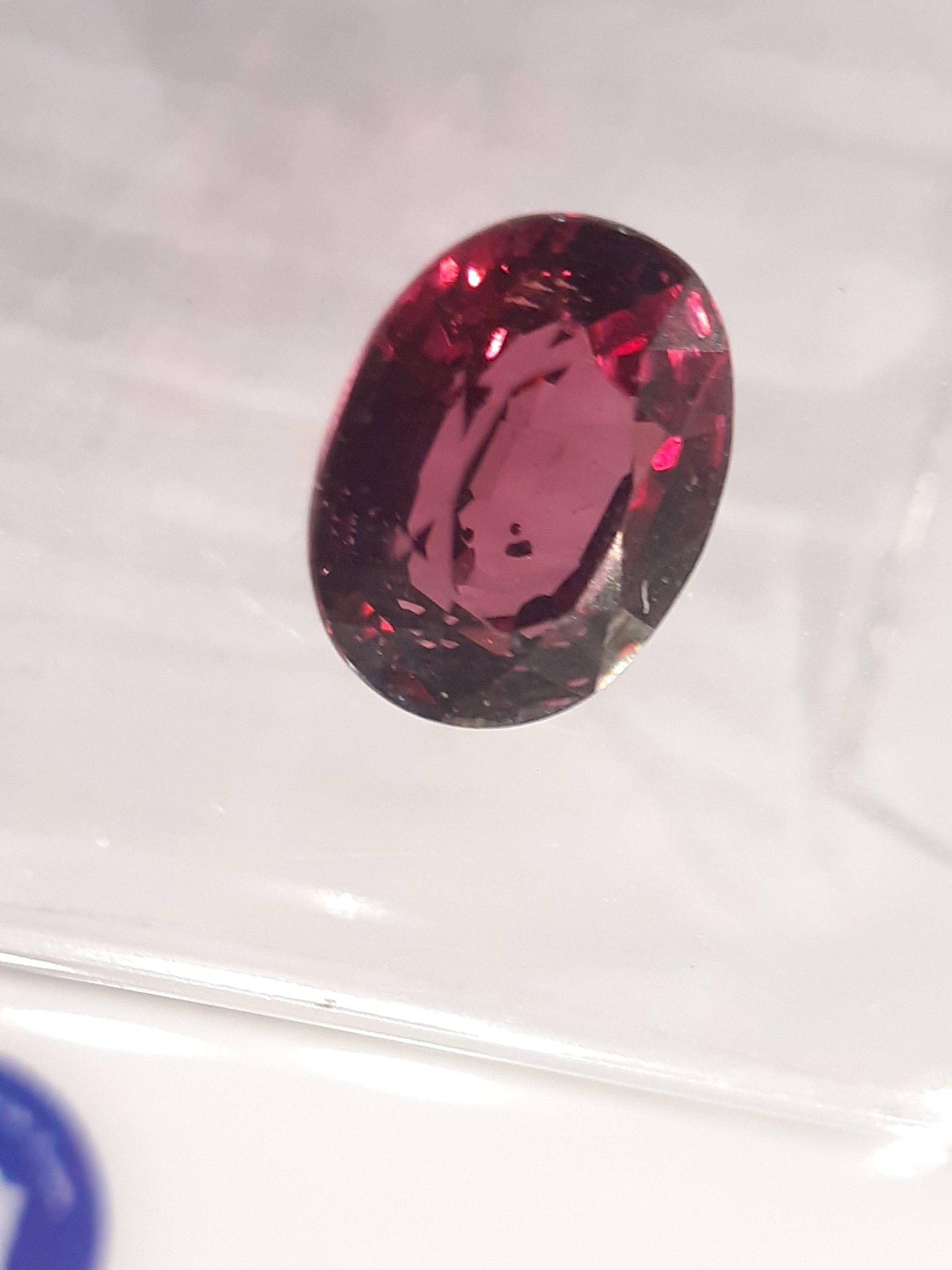 Certified Natural Rhodolite Garnet - 1.58 ct - oval cut - Tanzania - Sealed All Garnet Gemstones Natural Gems Belgium