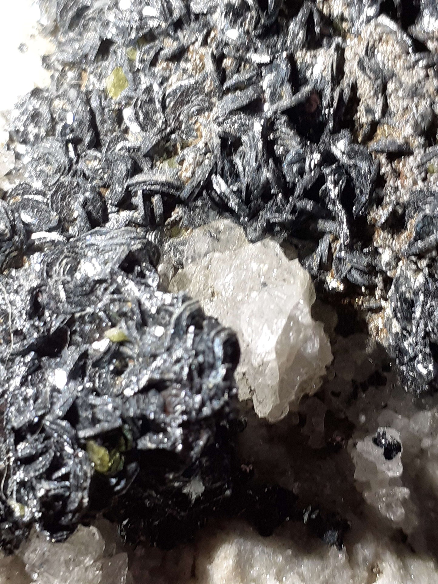 Medium Size Crystal Cluster of Black Hematite on base. Magnificent glitter ! All Hematite Gemstones - Hematite Crystal Clusters Natural Gems Belgium