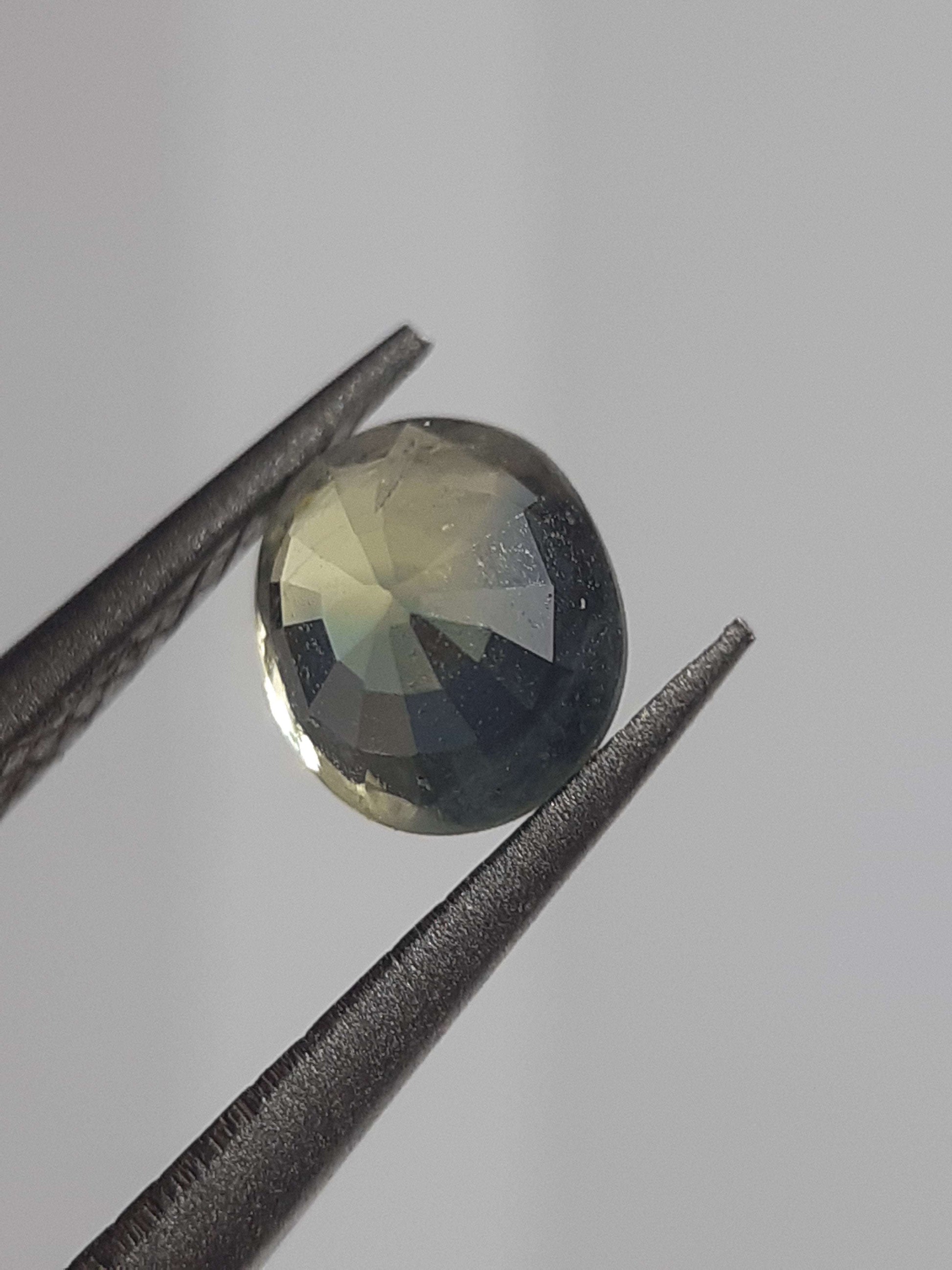 Natural Bicolor yellowish green and blue Sapphire - 0.58 ct - Oval - unheated - Certified by NGB All Sapphire Gemstones - Faceted Sapphire Natural Gems Belgium