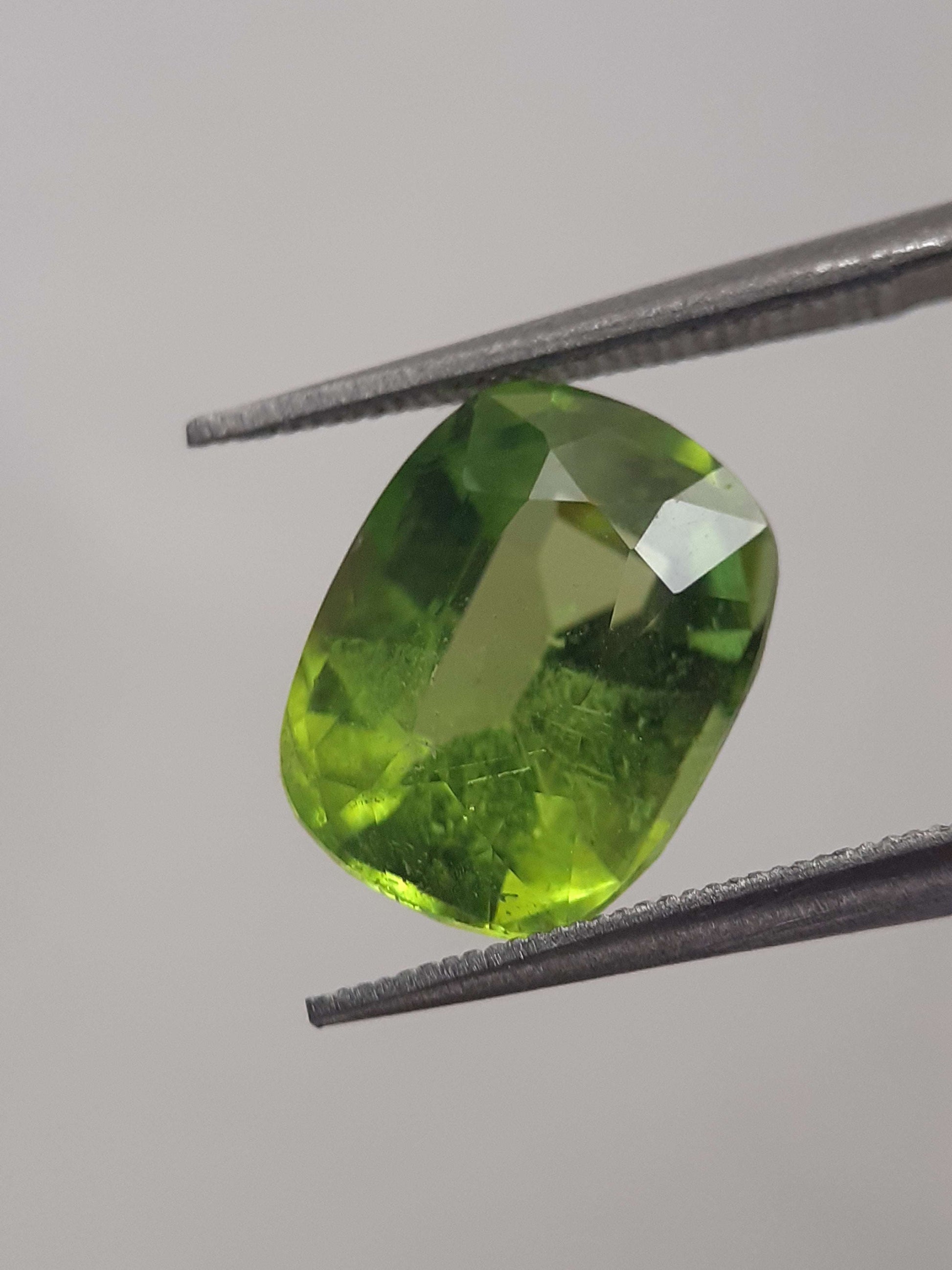 Natural Gems Belgium - All Peridot Gemstones - Faceted Peridot - Natural Green Peridot - 3.309 ct - cushion - unheated - certified by NGB *** € 185.00