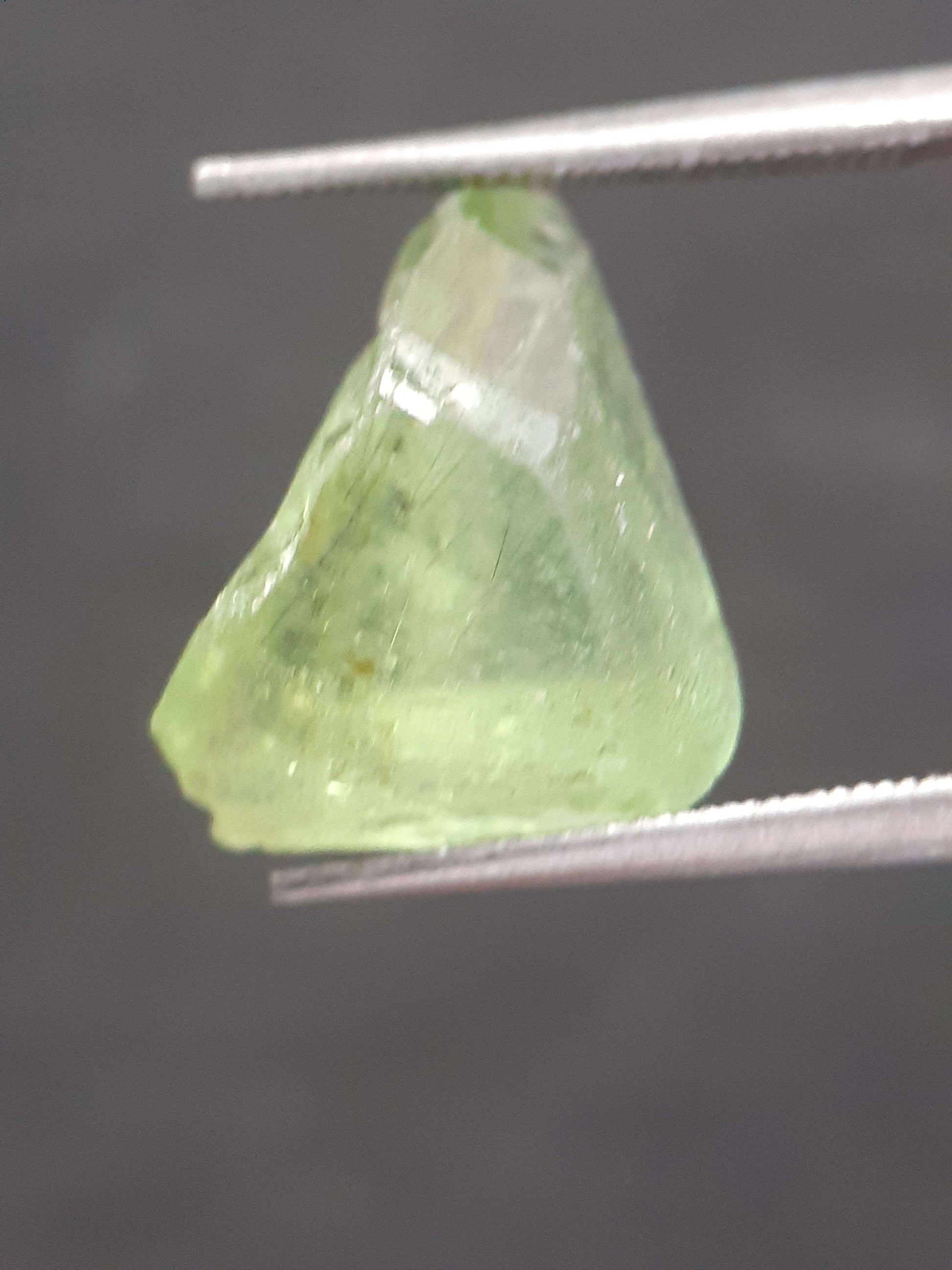 Natural Green Peridot - 5.754 ct - rough gemstone - for faceting - certified natural All Peridot Gemstones - Rough peridot Natural Gems Belgium