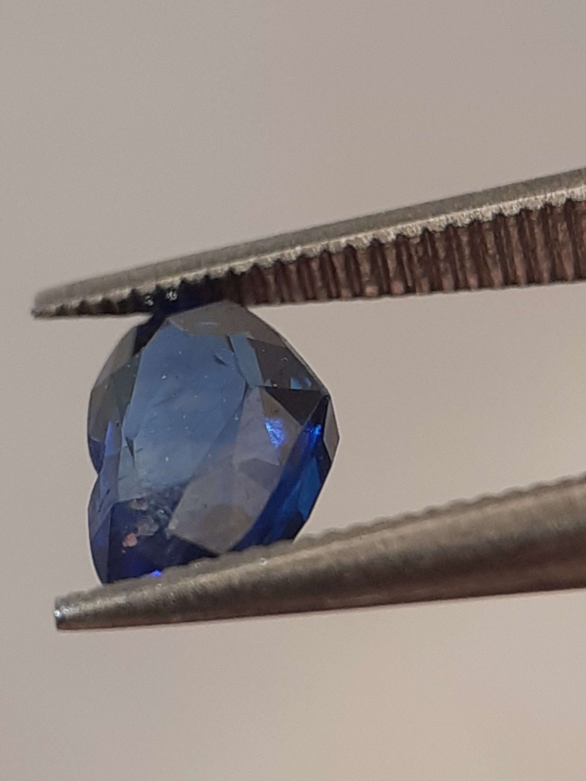 Natural blue sapphire - 0.69 ct - Heart - heated - Ceylon - certified by NGB All Sapphire Gemstones - Faceted Sapphire Natural Gems Belgium