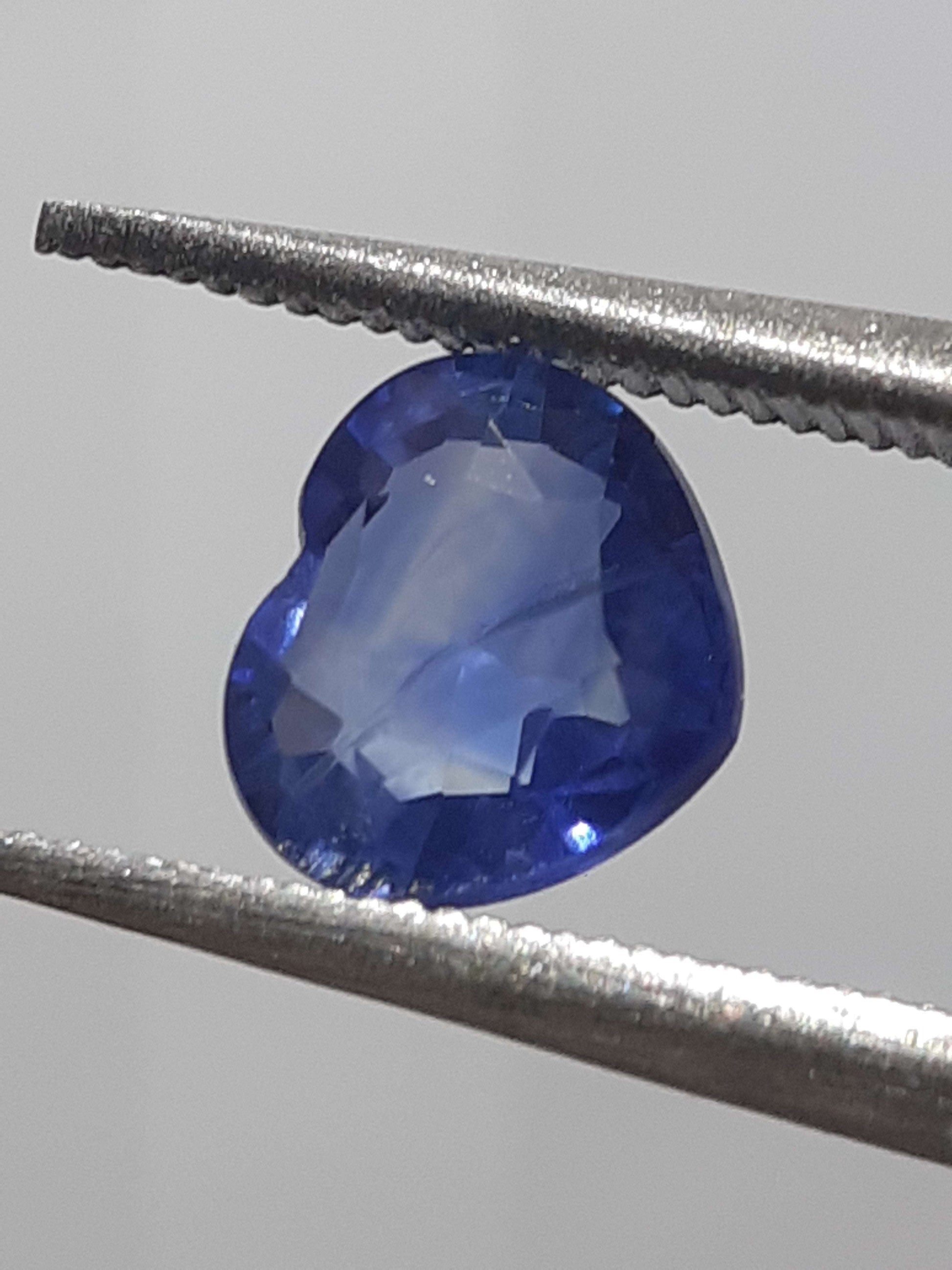 Natural blue sapphire - 0.75 ct - Heart - heated - Africa - certified by NGB All Sapphire Gemstones - Faceted Sapphire Natural Gems Belgium