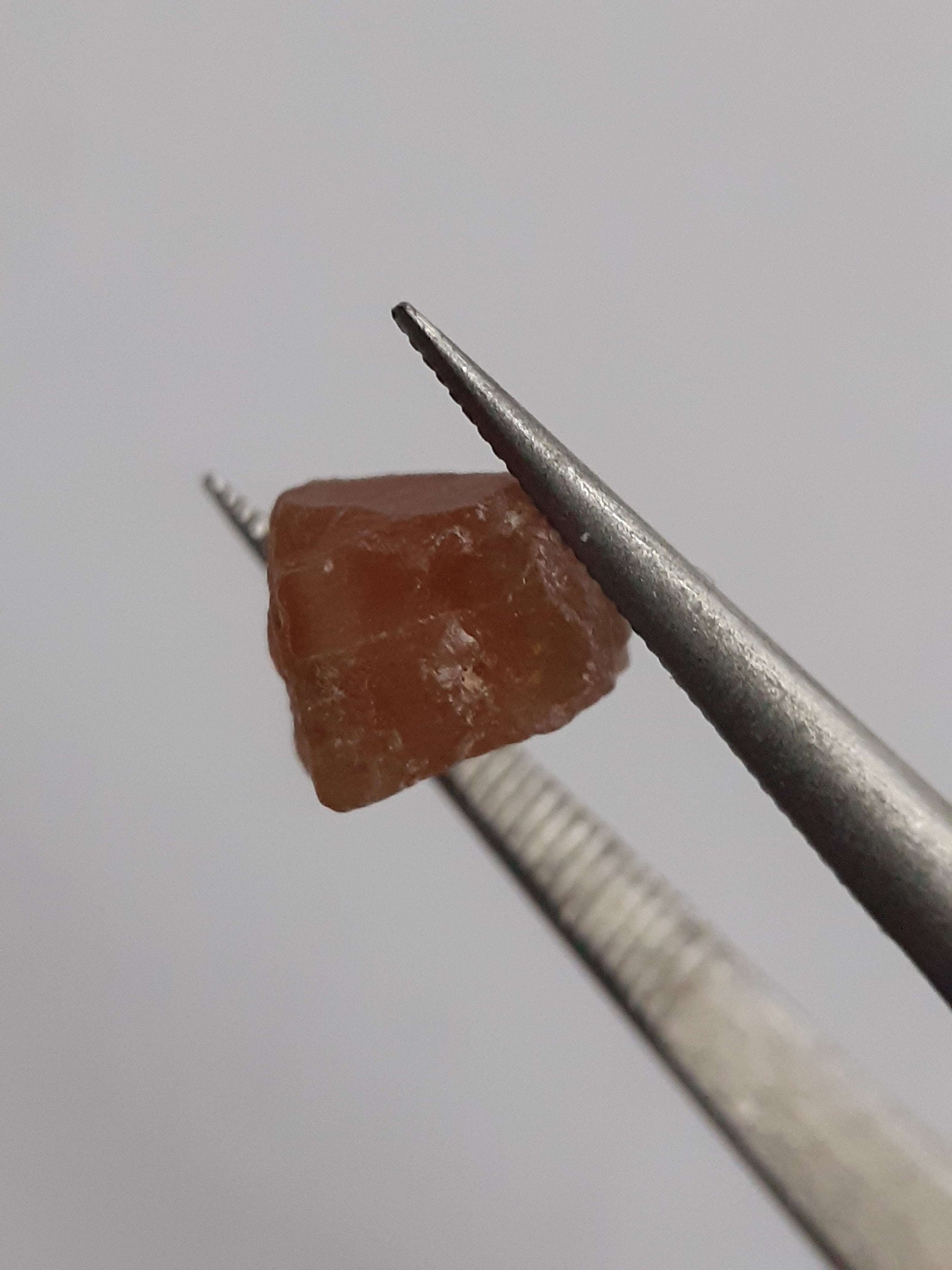 Natural brown Apatite - 2.015 ct - Rough Gemstone for faceting All Apatite Gemstones - Rough Apatite Natural Gems Belgium