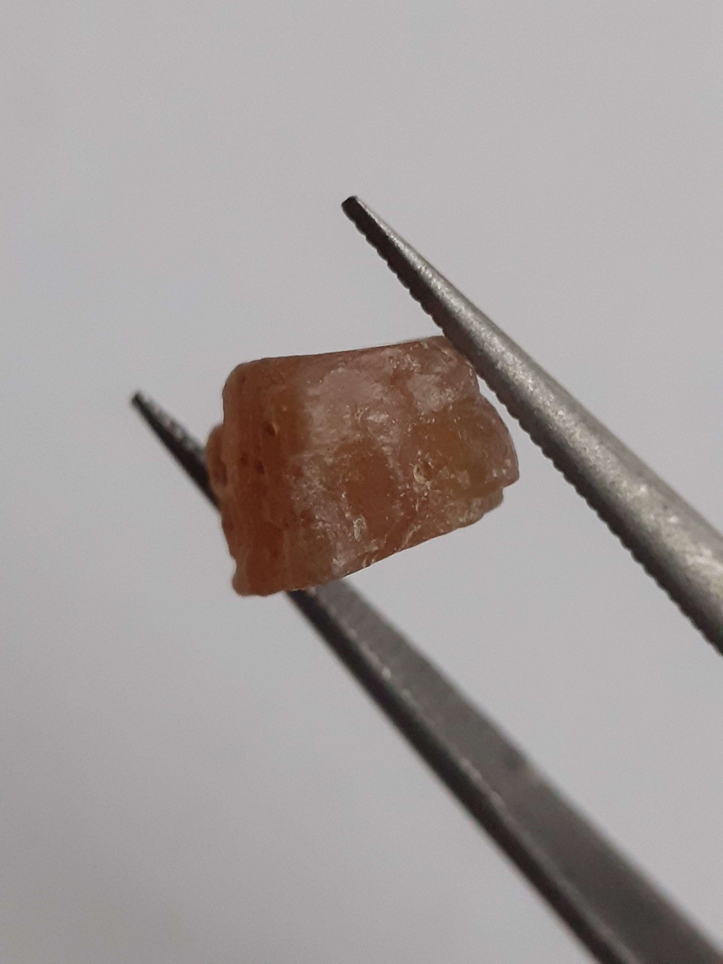 Natural brown Apatite - 2.015 ct - Rough Gemstone for faceting All Apatite Gemstones - Rough Apatite Natural Gems Belgium