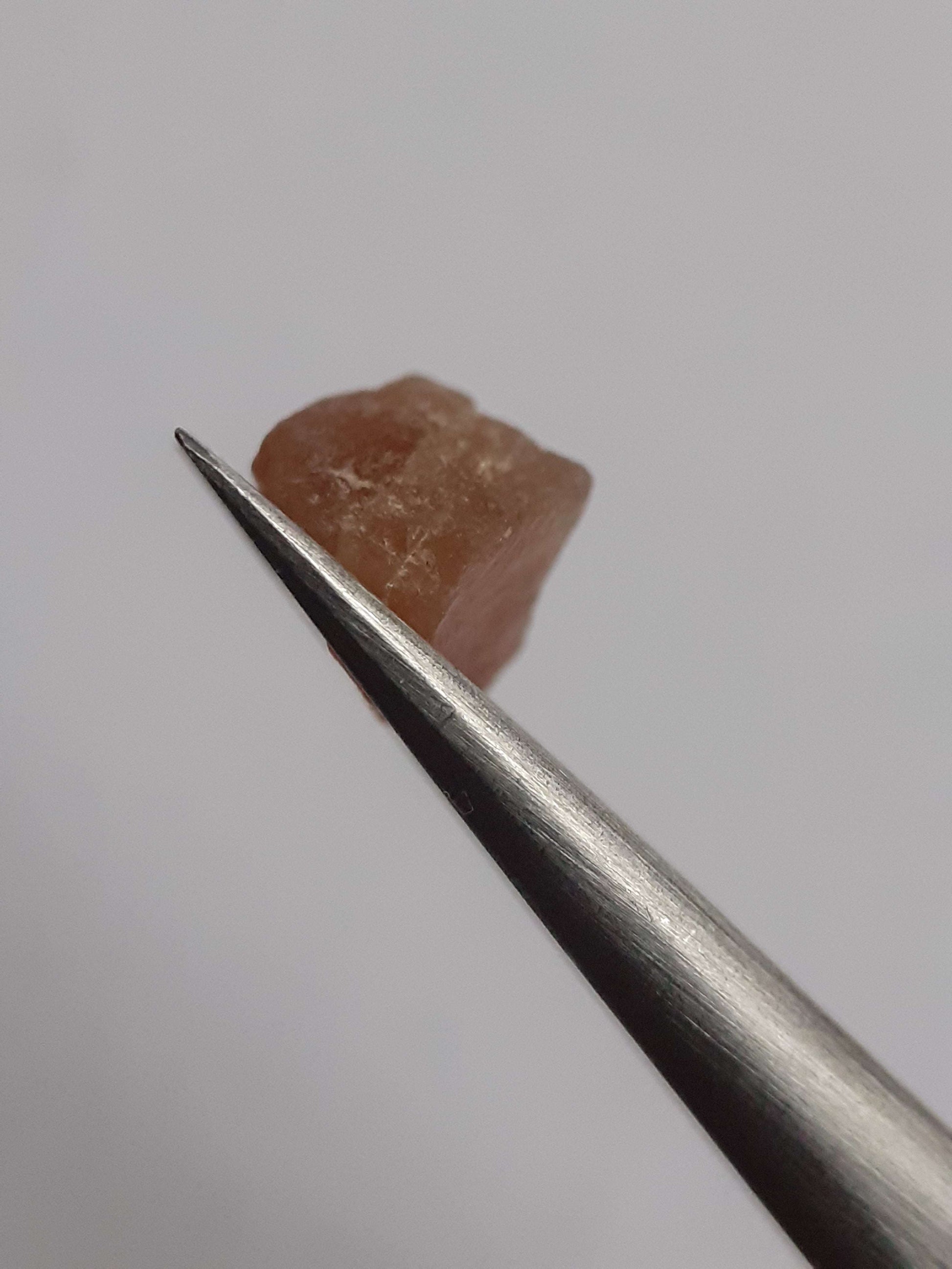 Natural brown Apatite - 2.015 ct - Rough Gemstone for faceting All Apatite Gemstones - Rough Apatite Natural Gems Belgium