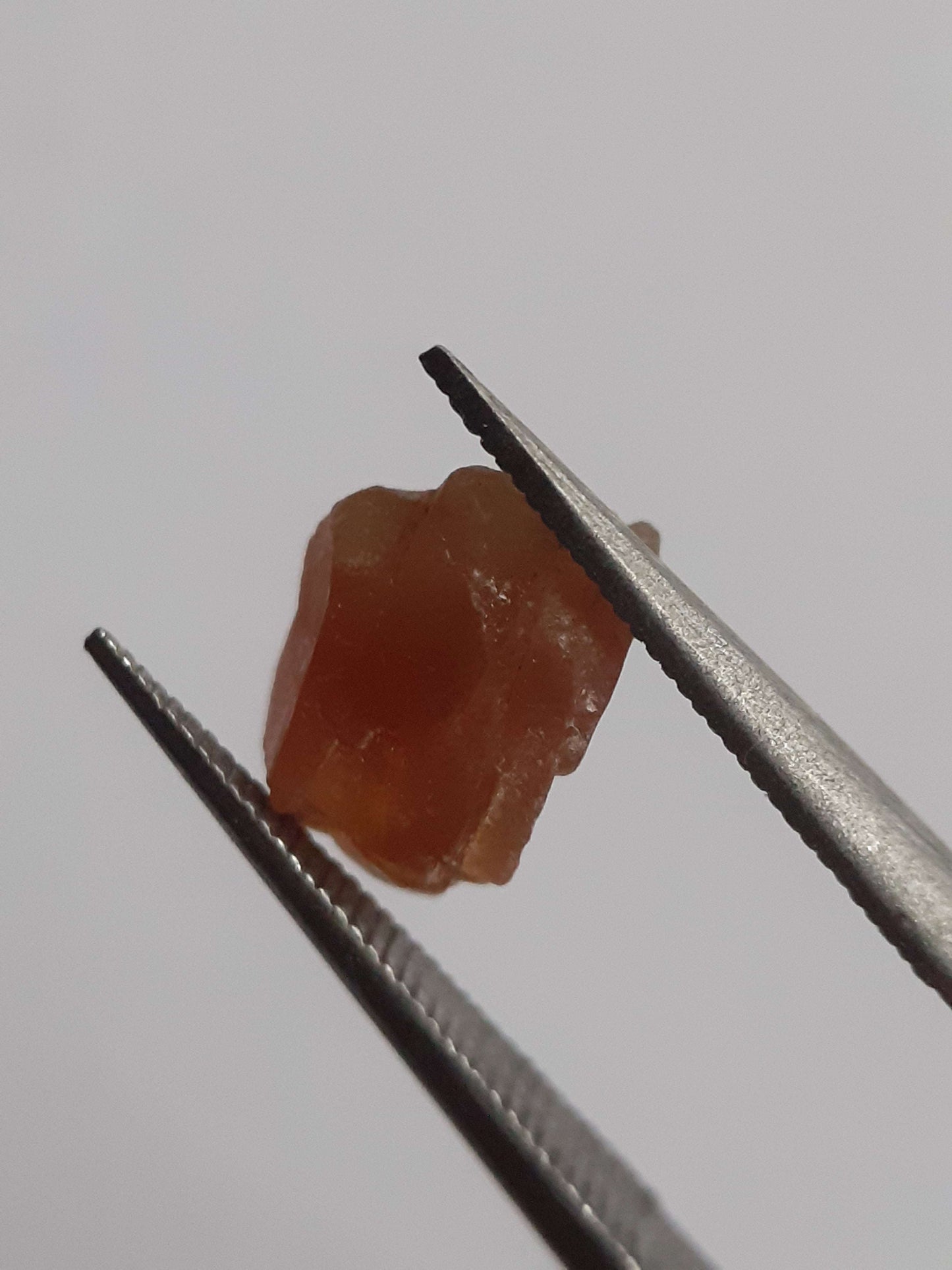 Natural brown Apatite - 2.015 ct - Rough Gemstone for faceting All Apatite Gemstones - Rough Apatite Natural Gems Belgium