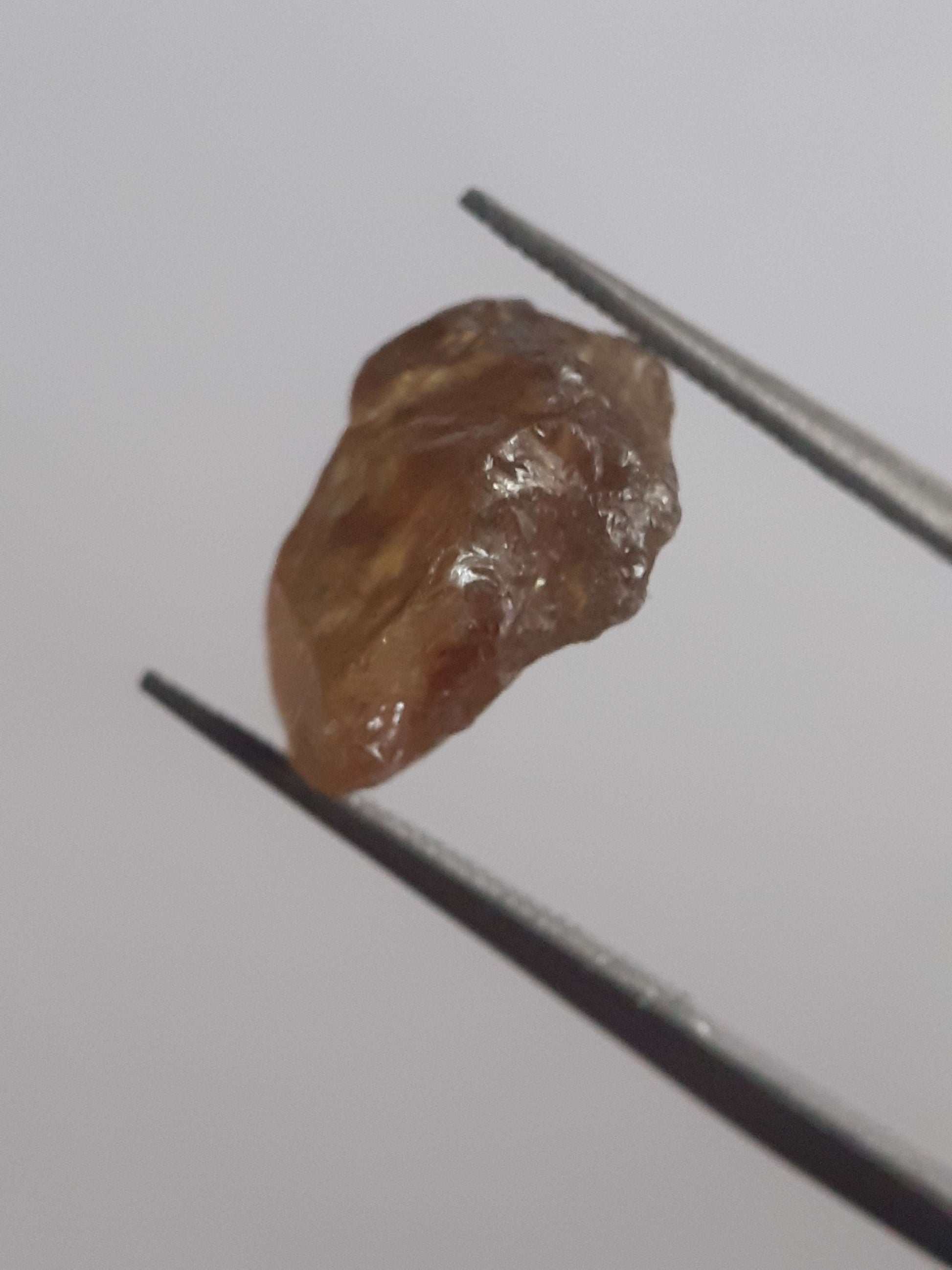 Natural brownish orangey yellow sphene - 3.314 ct - rough gem - for faceting high fire possibility All Sphene Gemstones - Rough Sphene (Titanite) Natural Gems Belgium