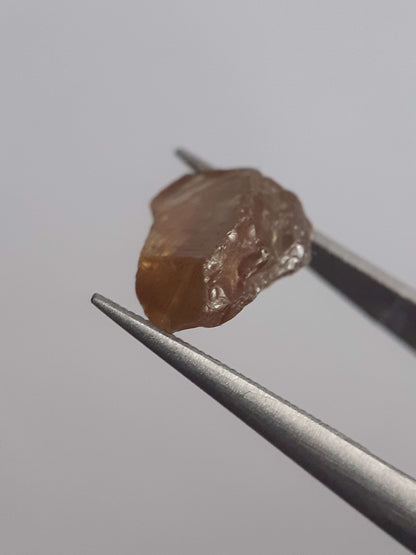 Natural brownish orangey yellow sphene - 3.314 ct - rough gem - for faceting high fire possibility All Sphene Gemstones - Rough Sphene (Titanite) Natural Gems Belgium