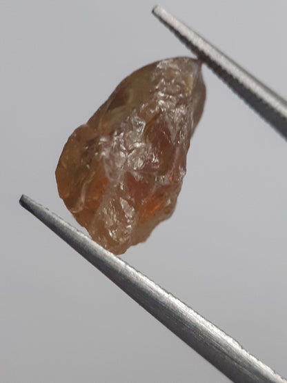 Natural brownish orangey yellow sphene - 3.314 ct - rough gem - for faceting high fire possibility All Sphene Gemstones - Rough Sphene (Titanite) Natural Gems Belgium