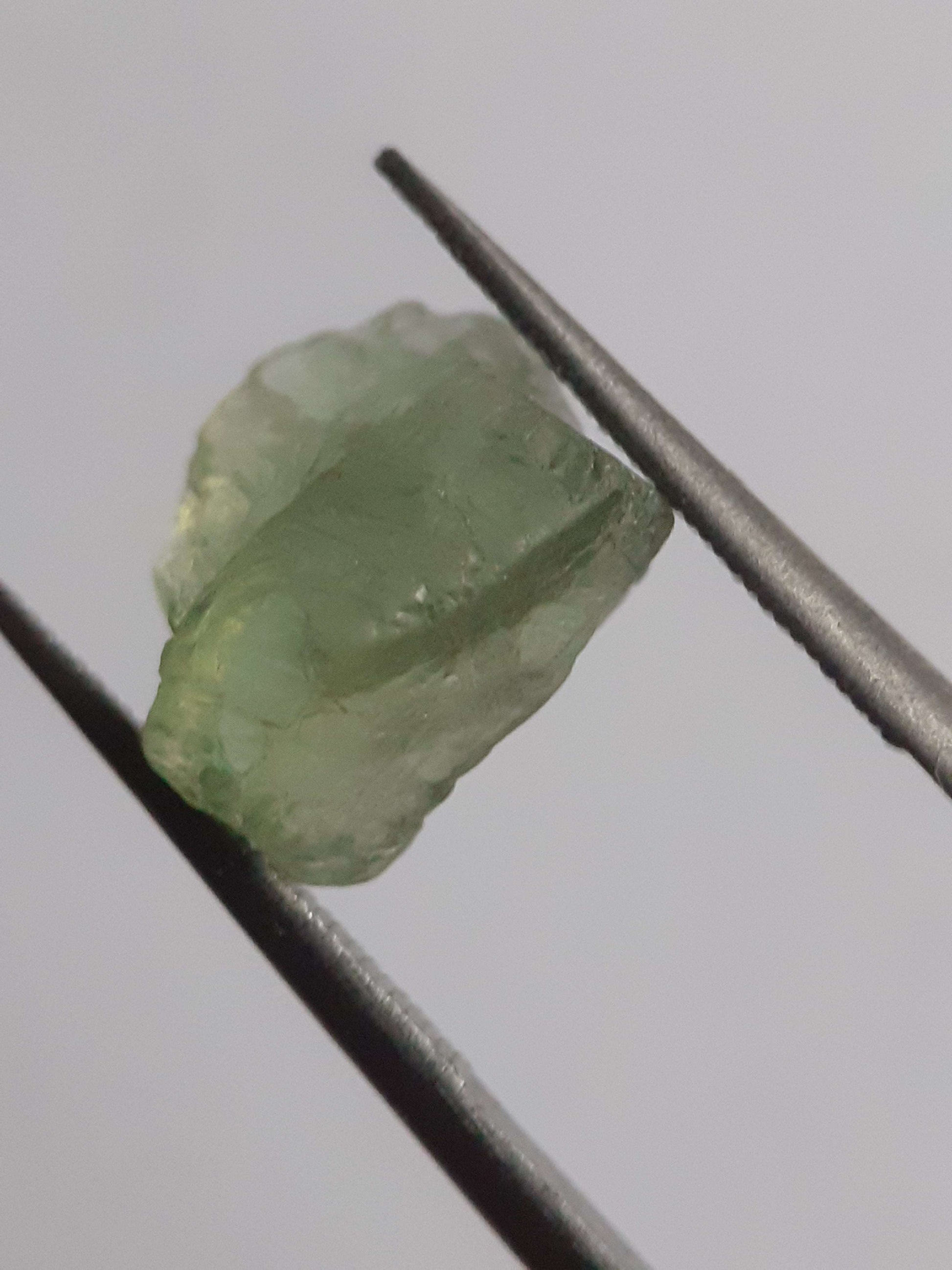 Natural green Apatite - 3.679 ct - Rough Gemstone All Apatite Gemstones - Rough Apatite Natural Gems Belgium