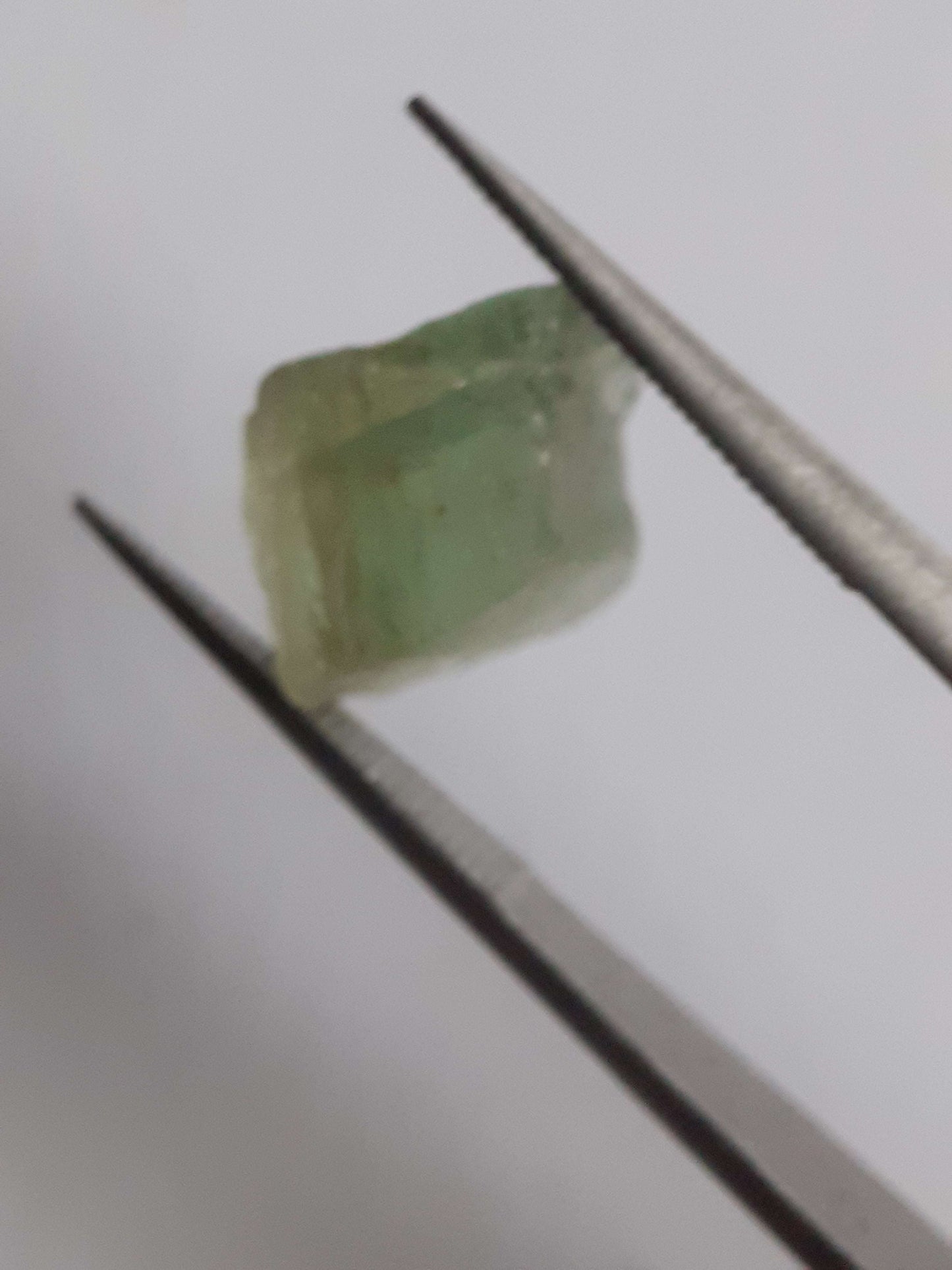 Natural green Apatite - 4.413 ct - Rough Gemstone for faceting All Apatite Gemstones - Rough Apatite Natural Gems Belgium