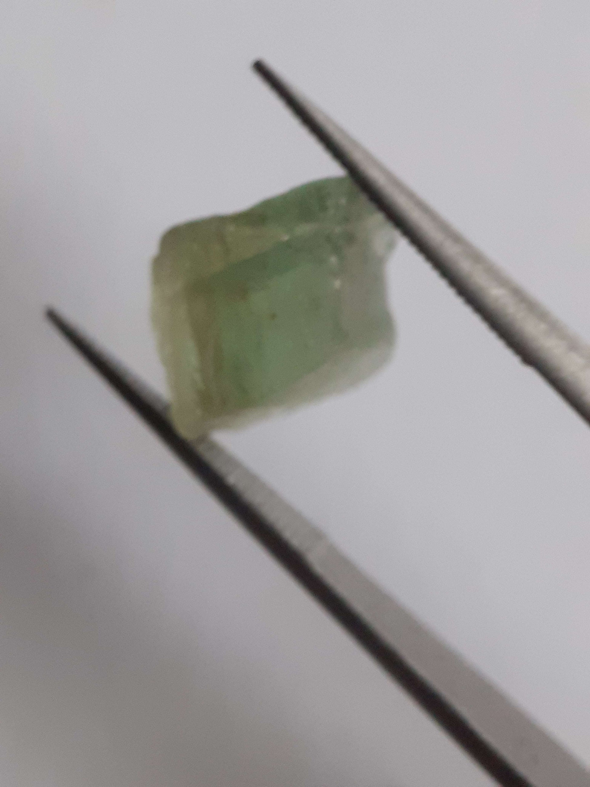 Natural green Apatite - 4.413 ct - Rough Gemstone for faceting All Apatite Gemstones - Rough Apatite Natural Gems Belgium