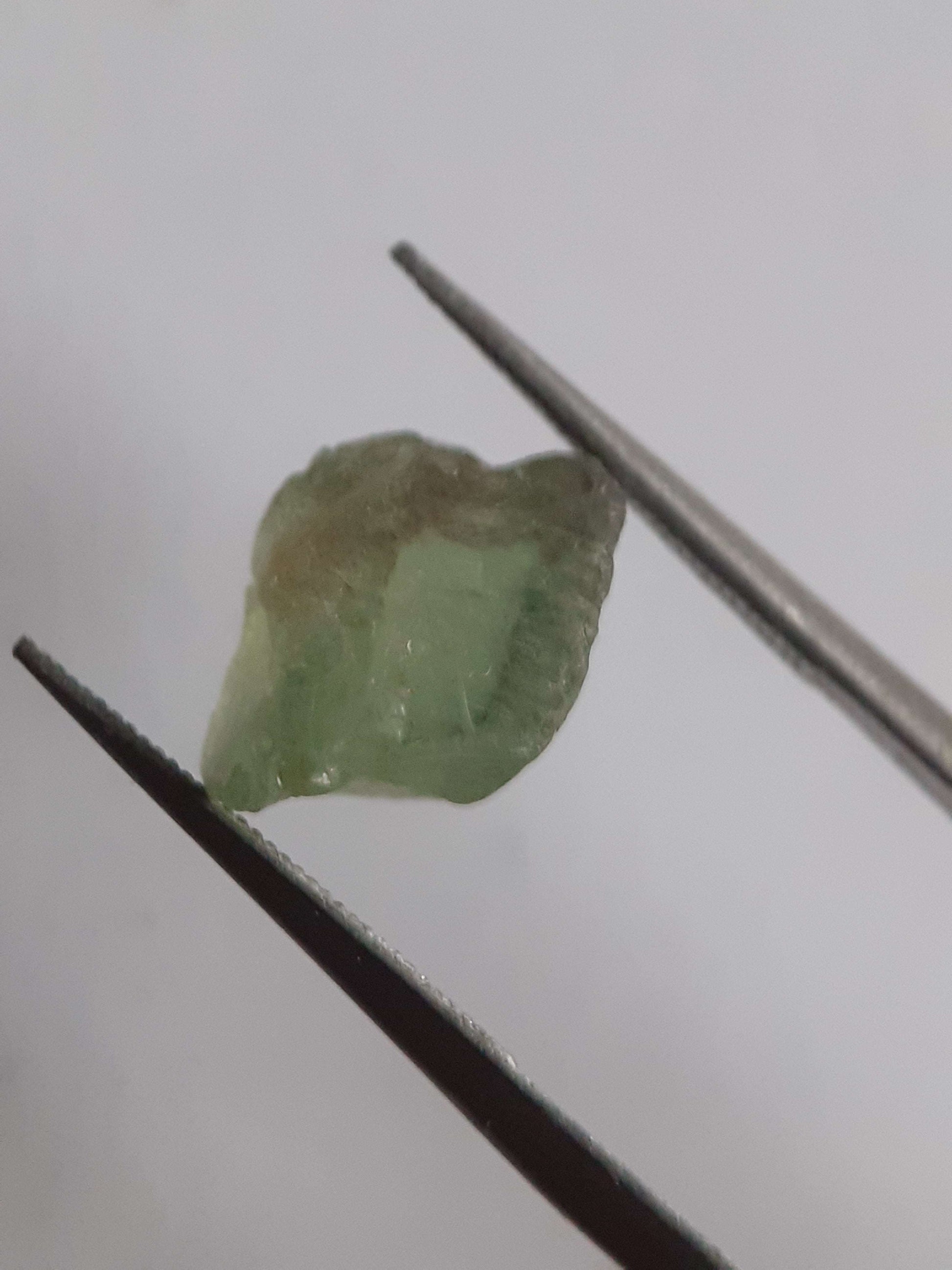 Natural green Apatite - 4.413 ct - Rough Gemstone for faceting All Apatite Gemstones - Rough Apatite Natural Gems Belgium