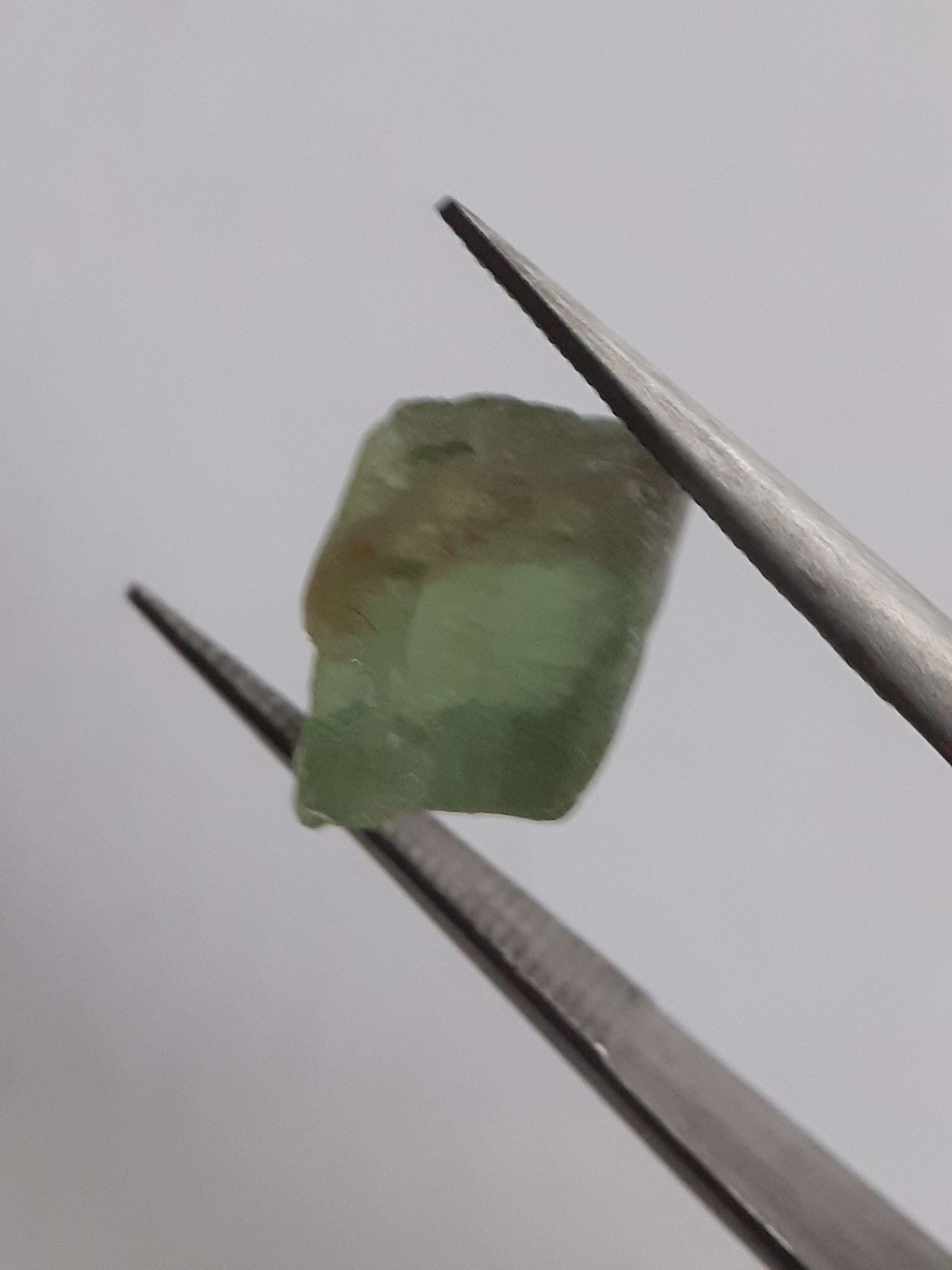 Natural green Apatite - 4.413 ct - Rough Gemstone for faceting All Apatite Gemstones - Rough Apatite Natural Gems Belgium