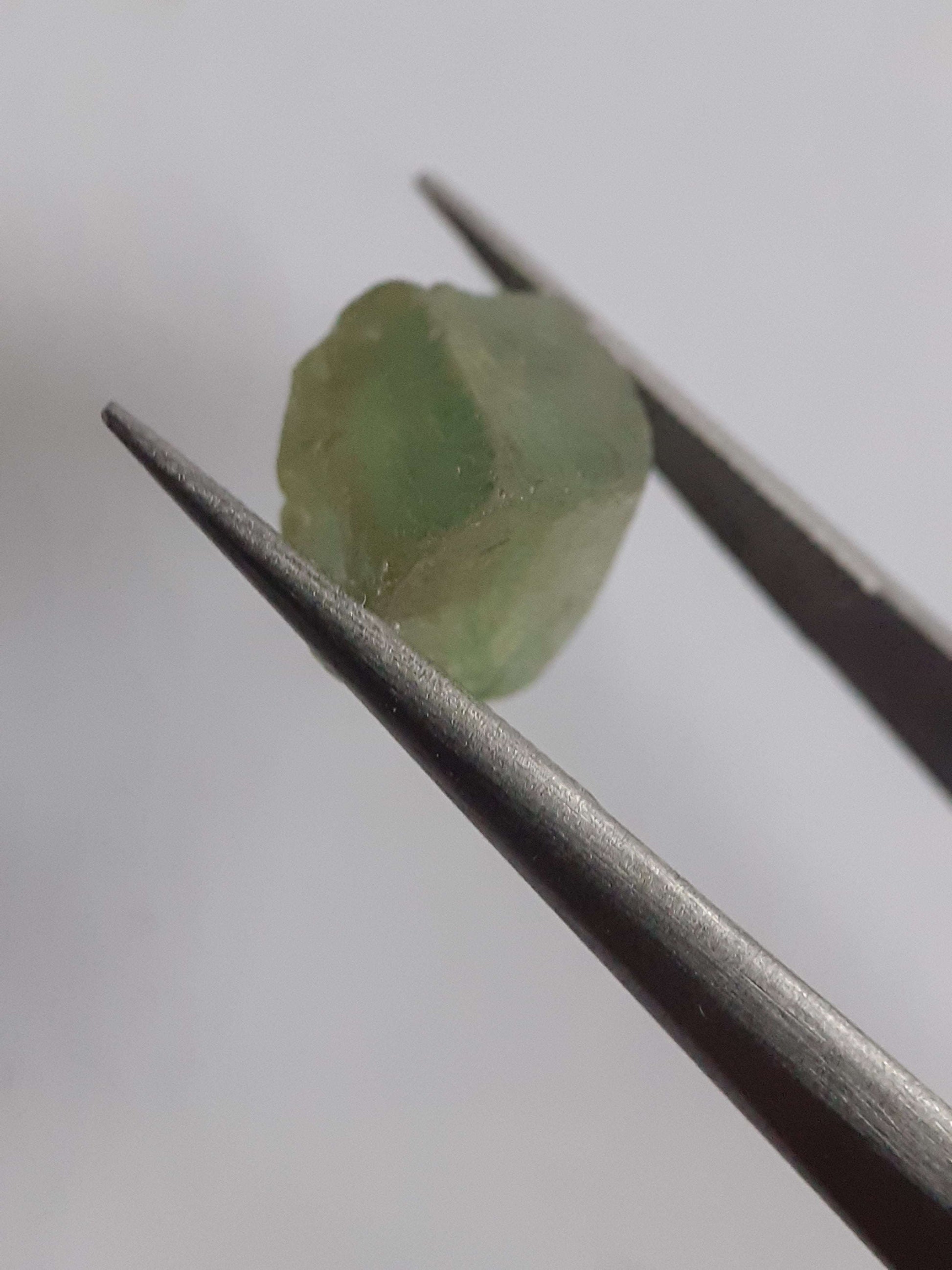 Natural green Apatite - 4.413 ct - Rough Gemstone for faceting All Apatite Gemstones - Rough Apatite Natural Gems Belgium