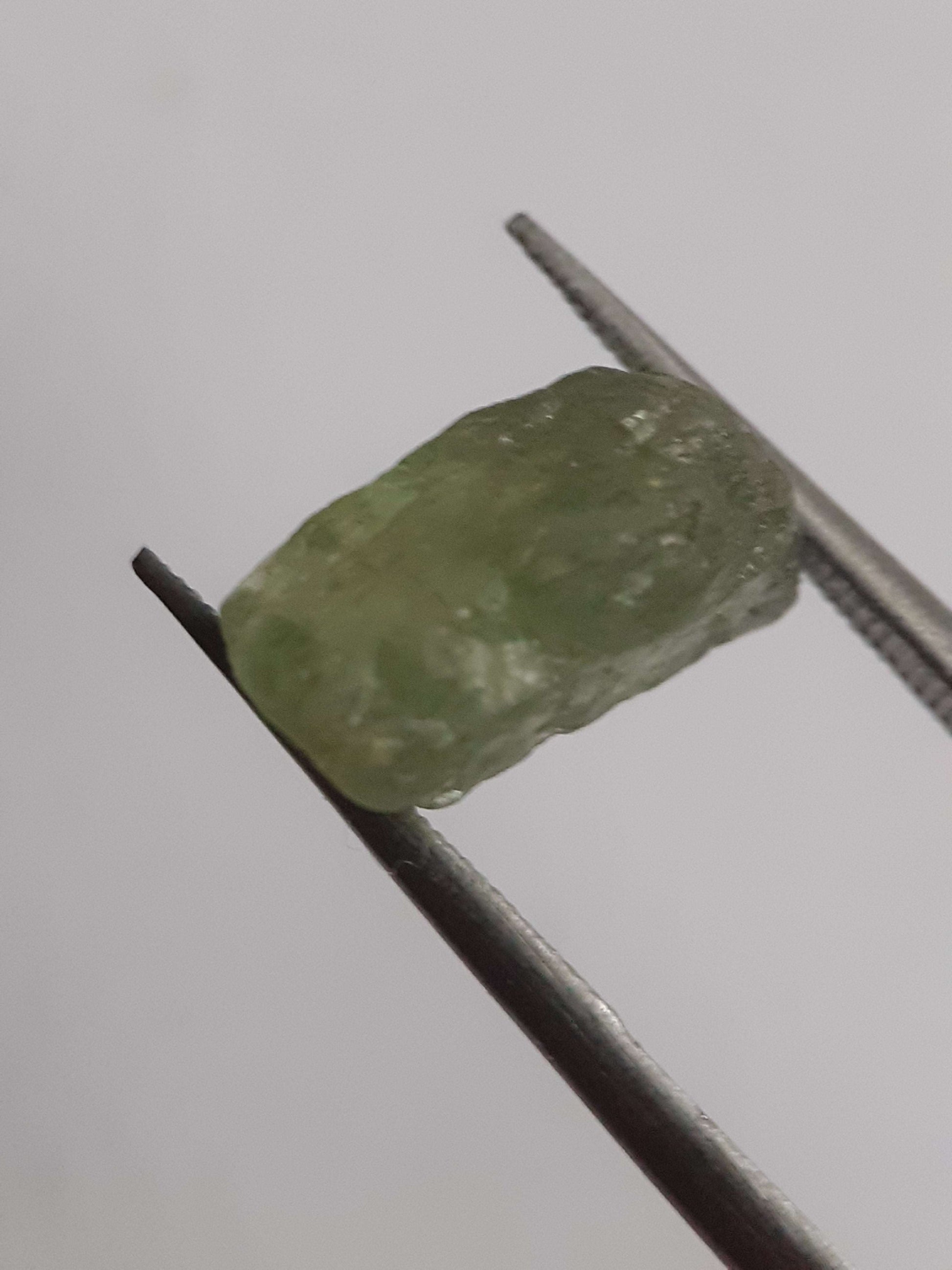 Natural green Apatite - 4.450 ct - Rough Gemstone for faceting All Apatite Gemstones - Rough Apatite Natural Gems Belgium