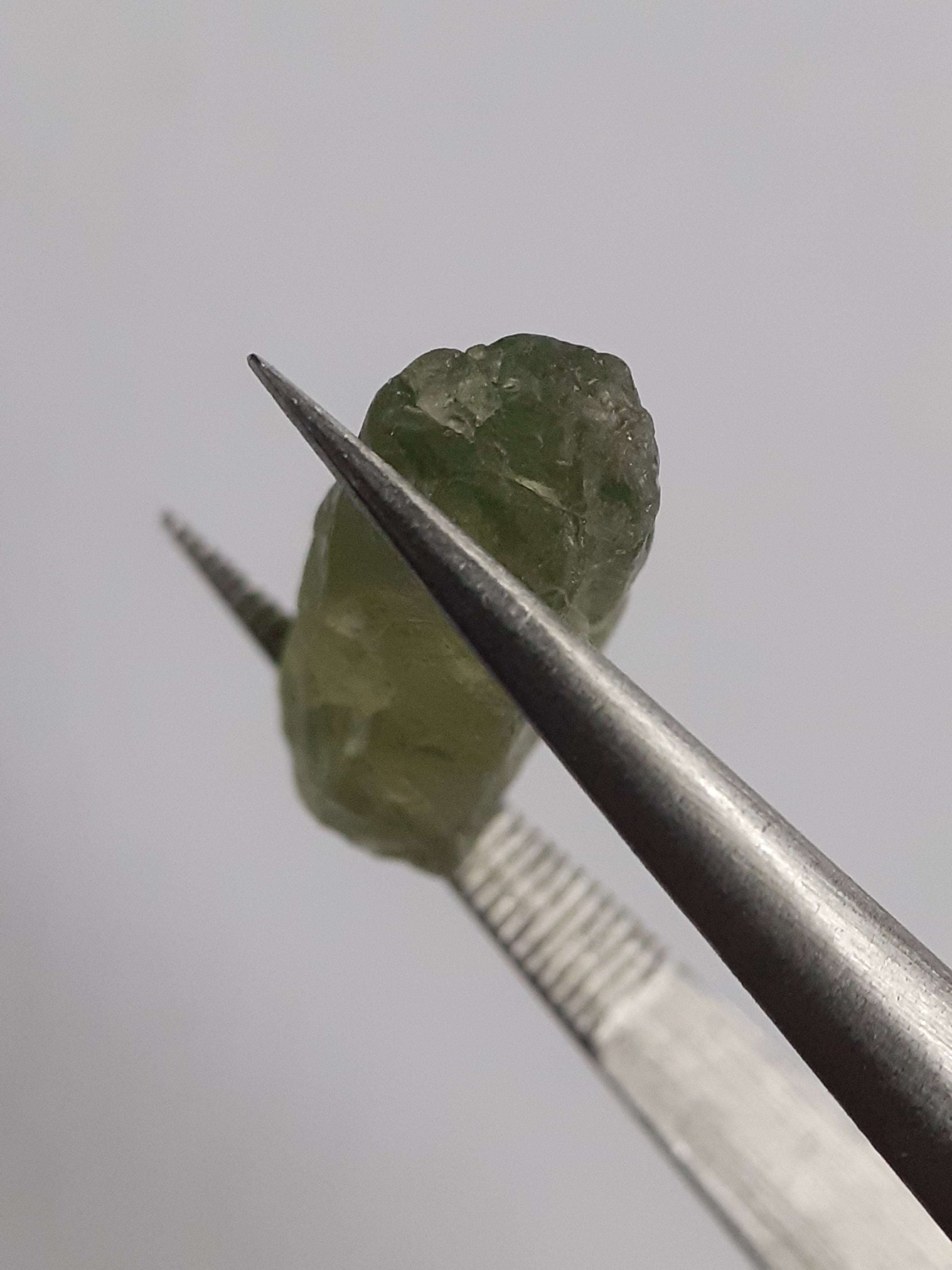 Natural green Apatite - 4.450 ct - Rough Gemstone for faceting All Apatite Gemstones - Rough Apatite Natural Gems Belgium