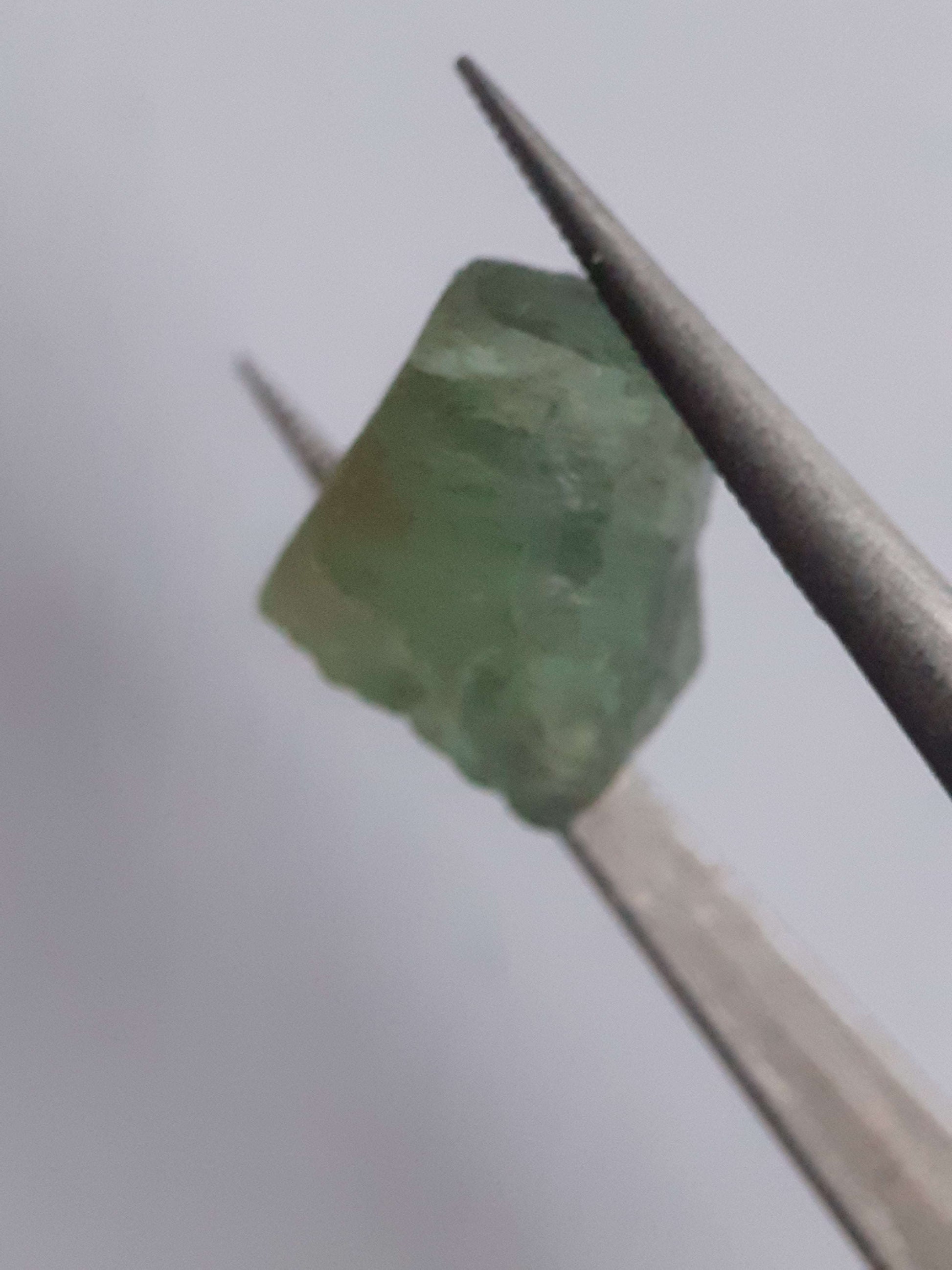 Natural green Apatite - 5.550 ct - Rough Gemstone for faceting All Apatite Gemstones - Rough Apatite Natural Gems Belgium