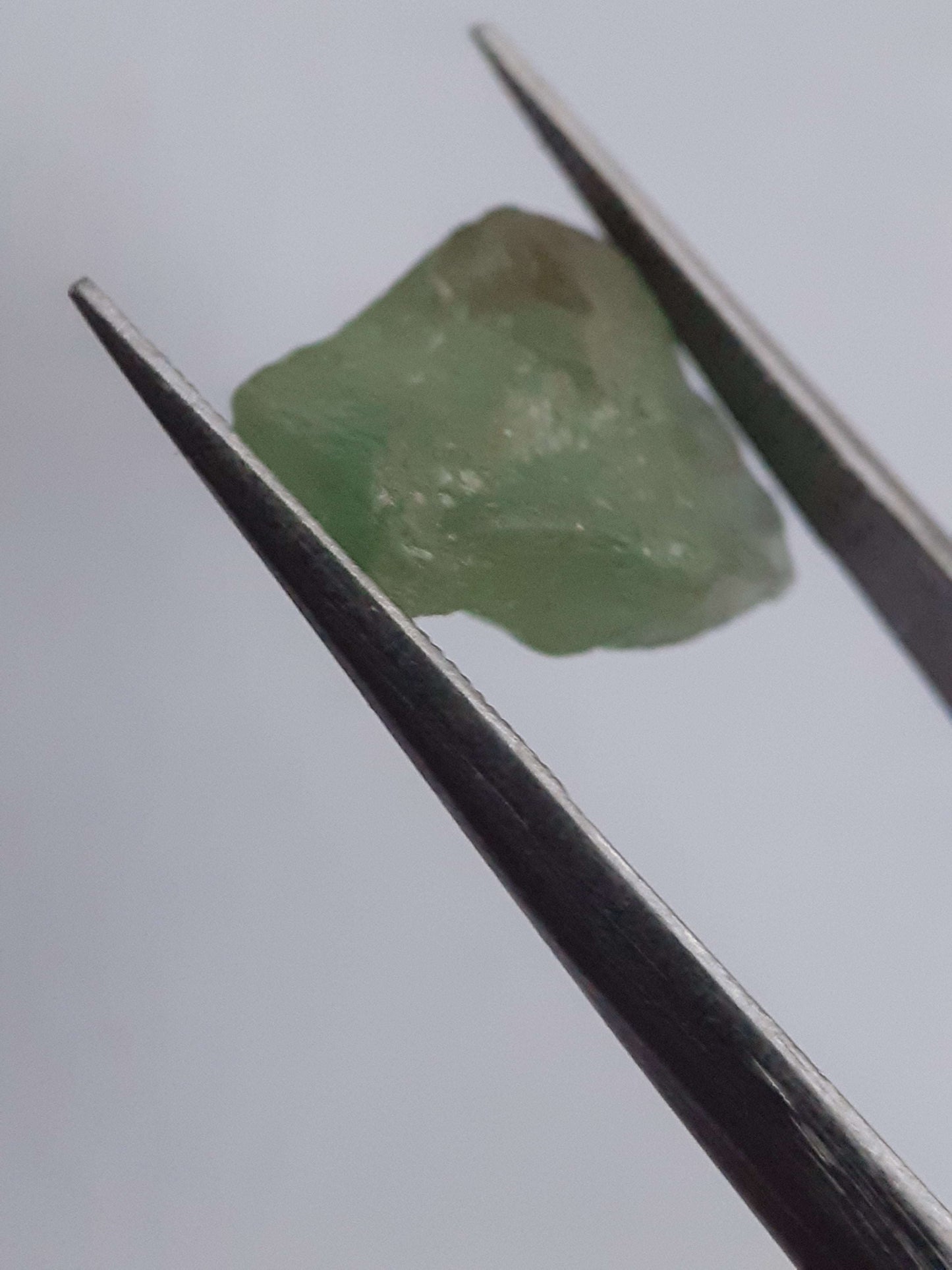 Natural green Apatite - 5.550 ct - Rough Gemstone for faceting All Apatite Gemstones - Rough Apatite Natural Gems Belgium